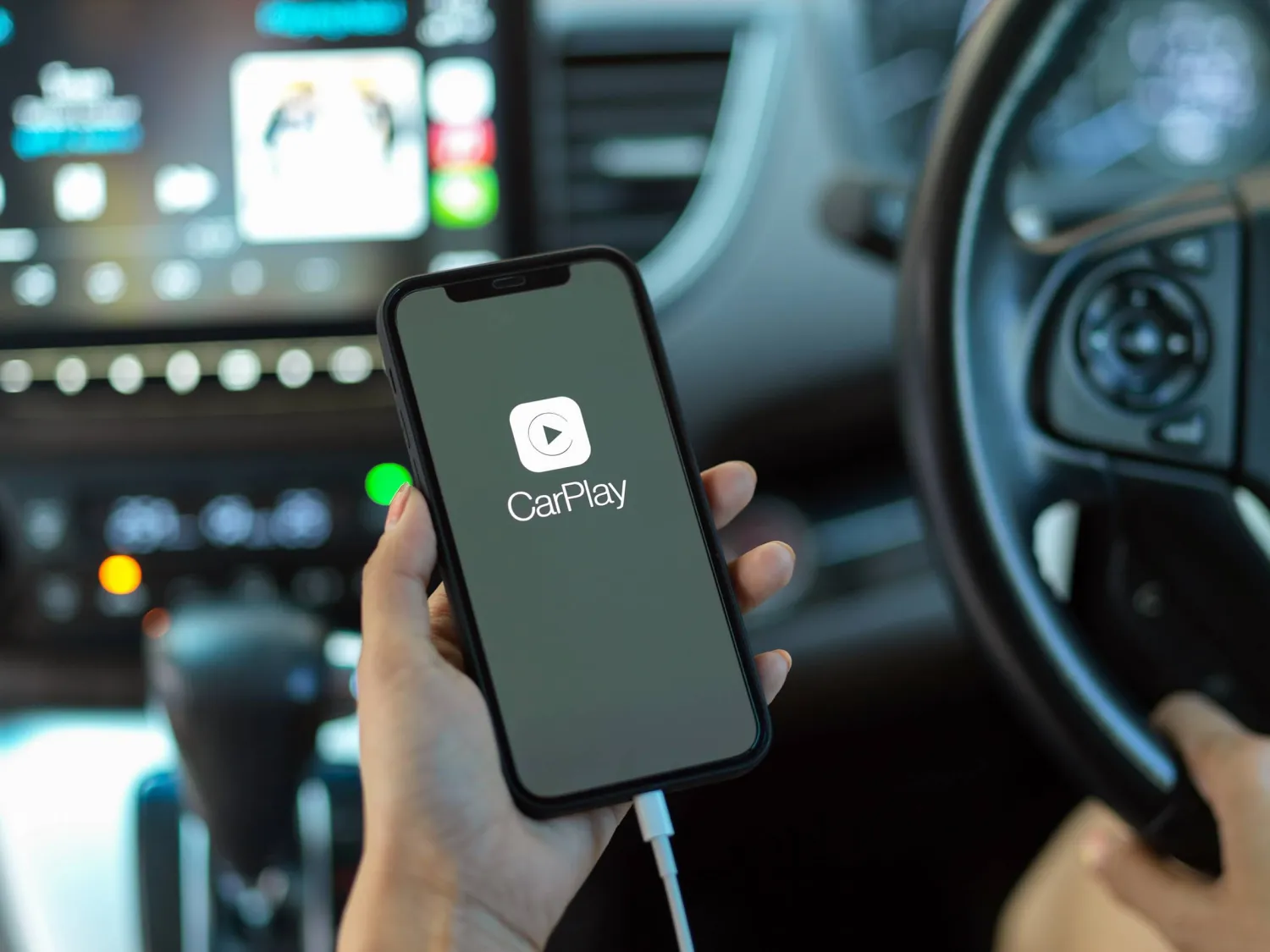 أصبح «شات جي بي تي» متاحاً داخل «CarPlay» عبر تفاعل صوتي فقط يتناسب مع بيئة القيادة (شاترستوك)