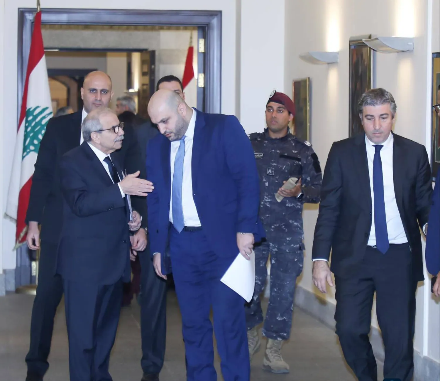 رئيس الحكومة اللبنانية نواف سلام يتحدث مع وزير الصحة راكان ناصر الدين أحد ممثلي «حزب الله» في الحكومة قبل جلسة مجلس الوزراء (رئاسة الحكومة)