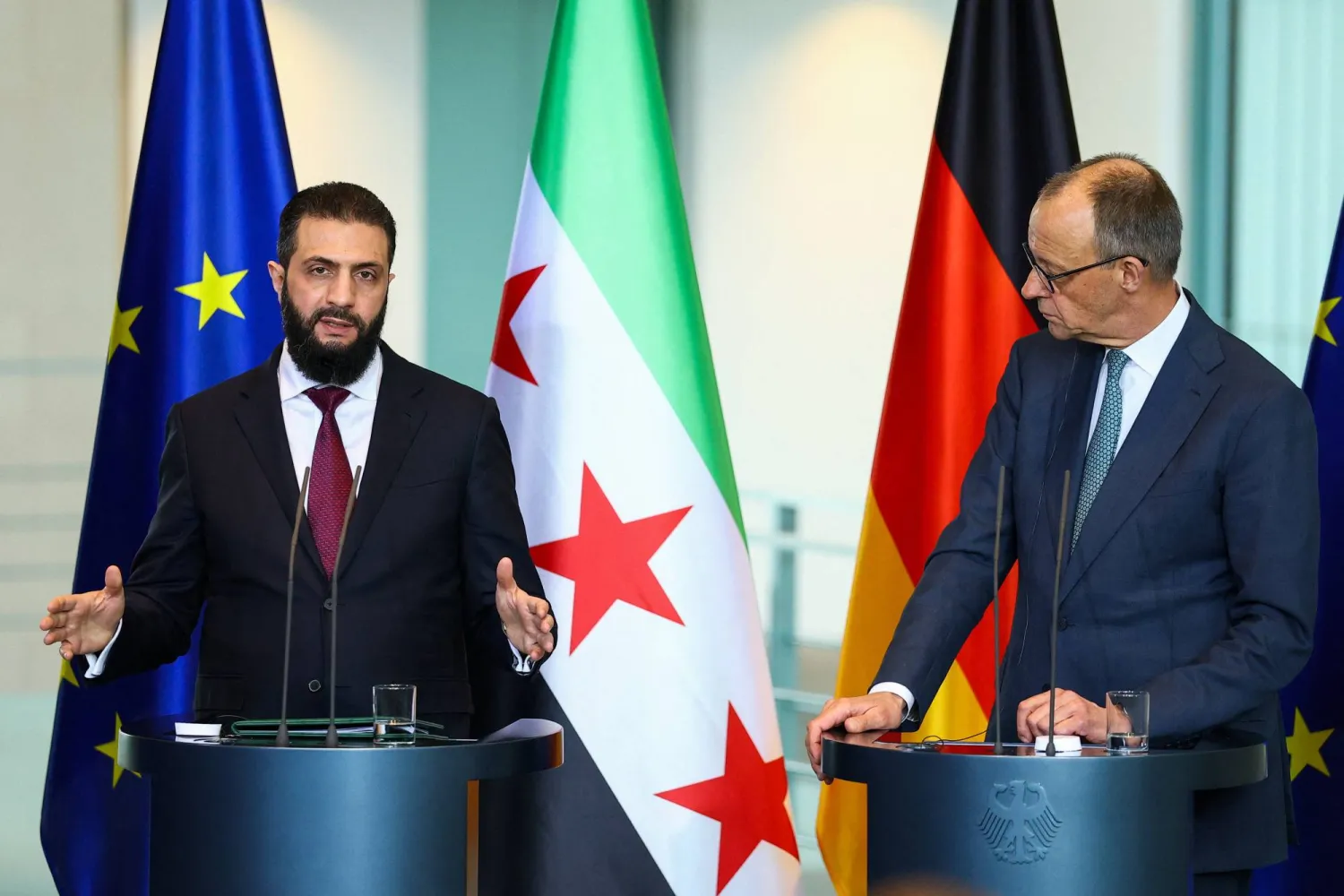 المستشار الألماني فريدريش ميرتس والرئيس السوري أحمد الشرع خلال مؤتمر صحافي في مقر المستشارية ببرلين الاثنين الماضي (رويترز)