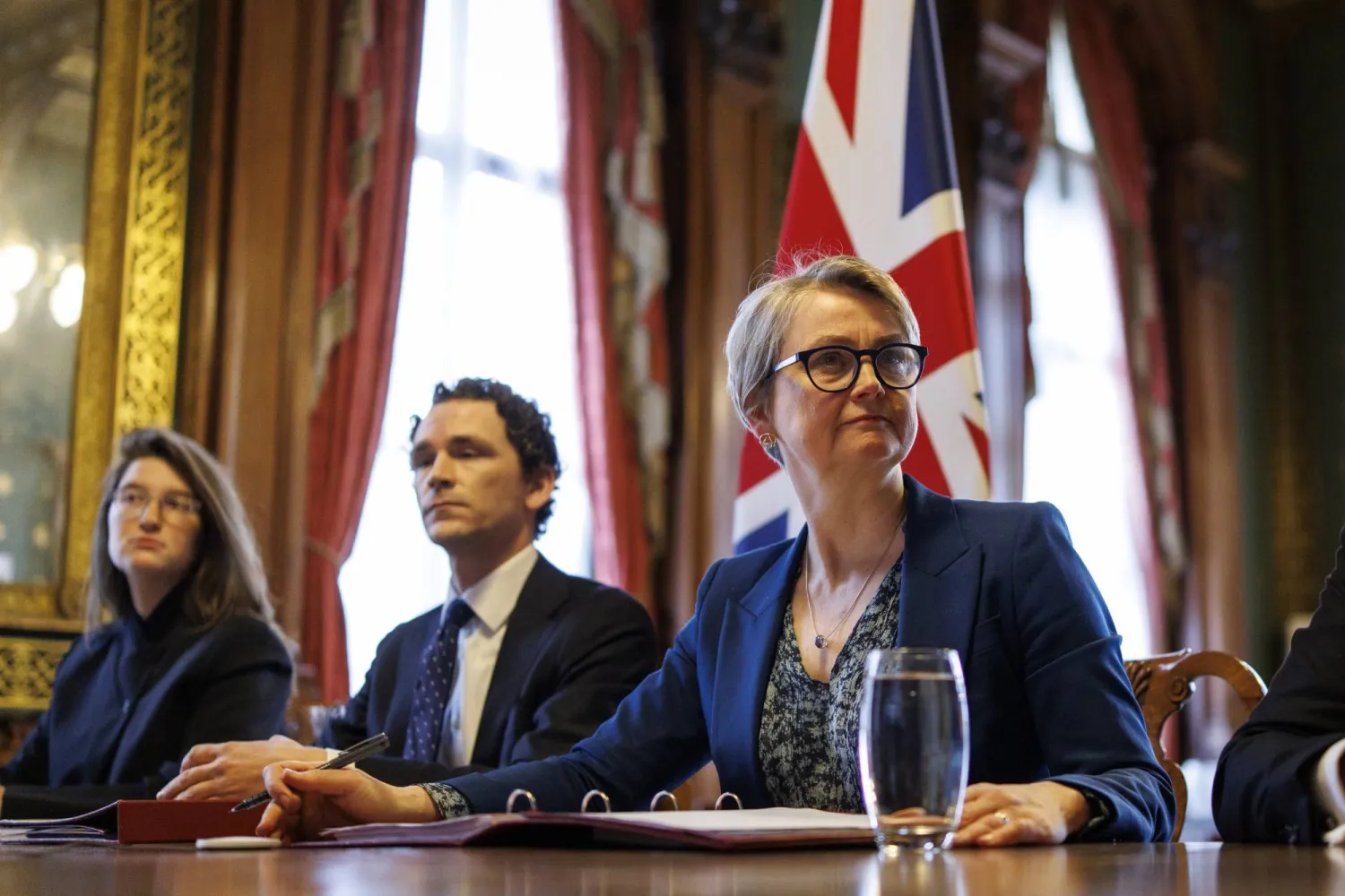 وزيرة الخارجية البريطانية إيفيت كوبر (يمين) تُلقي كلمتها الافتتاحية خلال استضافتها اجتماعاً افتراضياً مع وزراء خارجية الدول الموقِّعة على الاتفاقية بشأن تأمين مضيق هرمز 2 أبريل 2026 (إ.ب.أ)