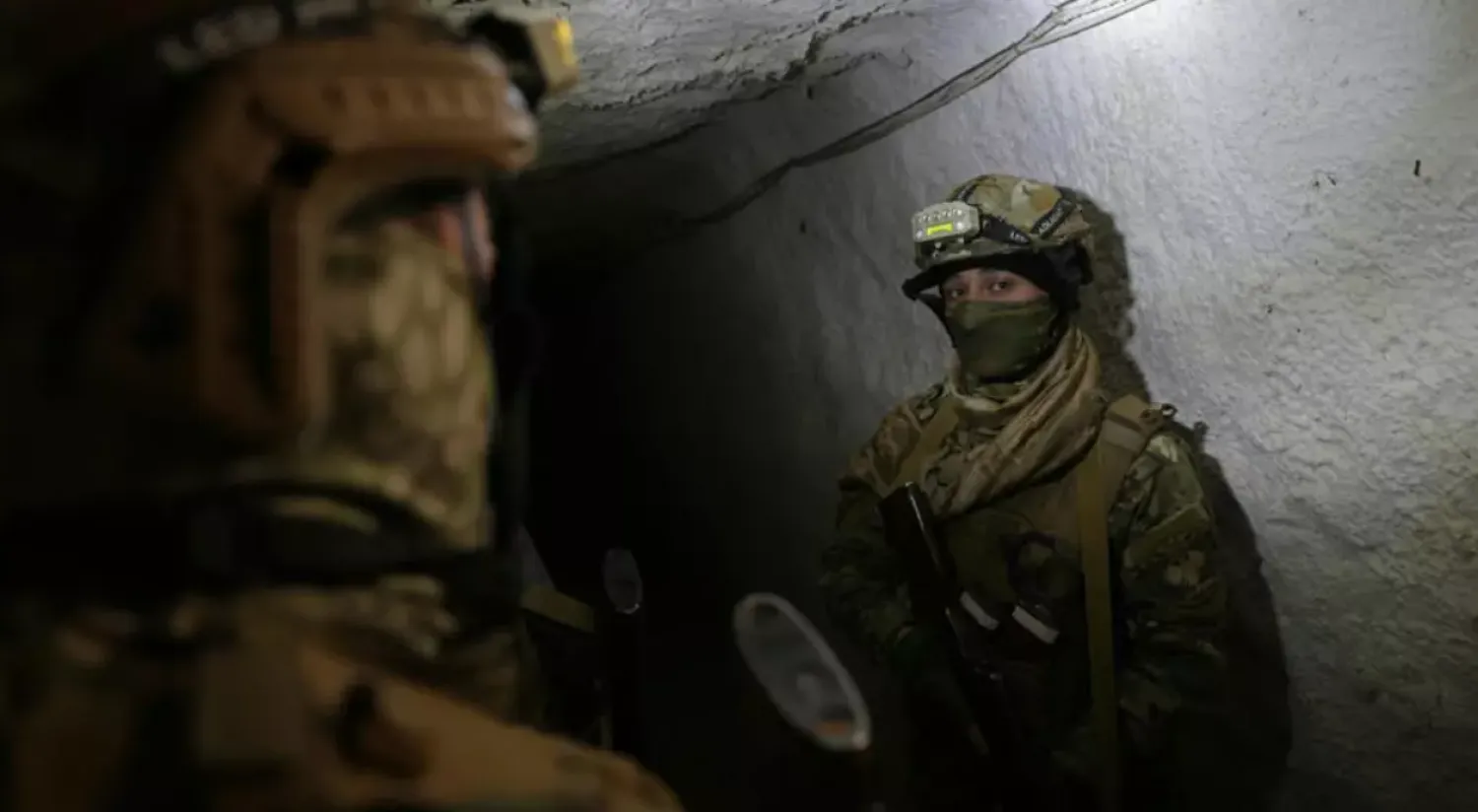Syrian soldiers inspect a tunnel on the Lebanon border in the Qusayr area © Bakr ALkasem / AFP
