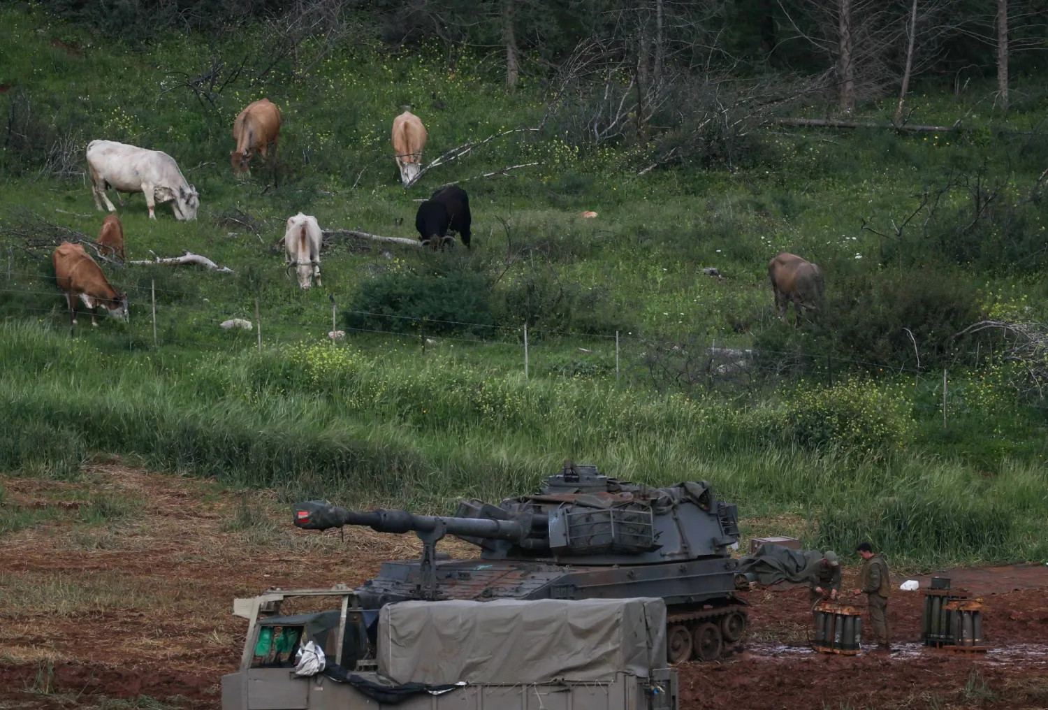 آلية إسرائيلية بالقرب من الحدود مع لبنان - 30 مارس 2026 (رويترز)