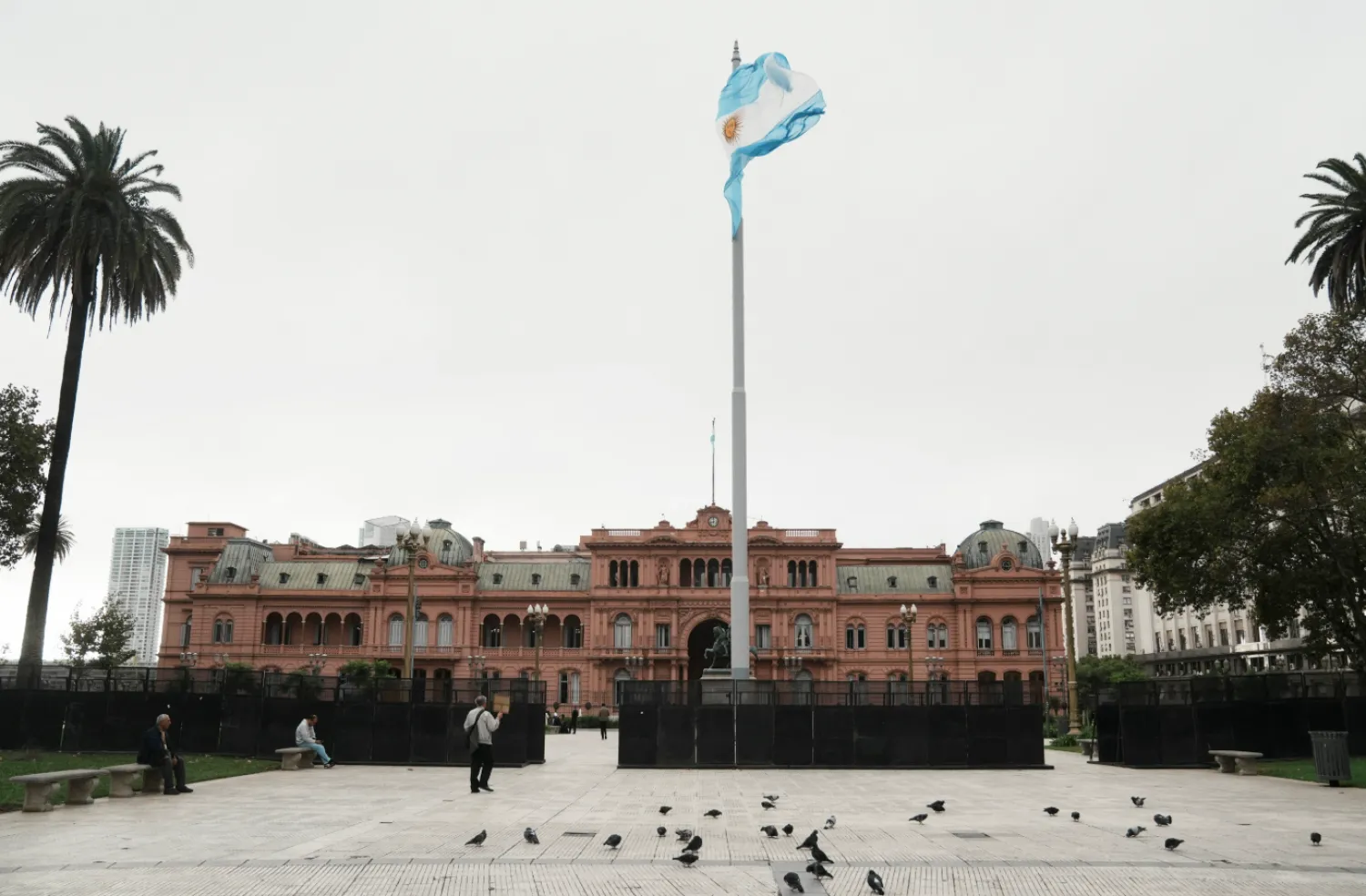 Argentine flag flutters in front of the presidential palace, Casa Rosada, as Argentina's government expects the International Monetary Fund board will approve a $20 billion loan, in Buenos Aires, Argentina April 11, 2025. REUTERS/Irina Dambrauskas 