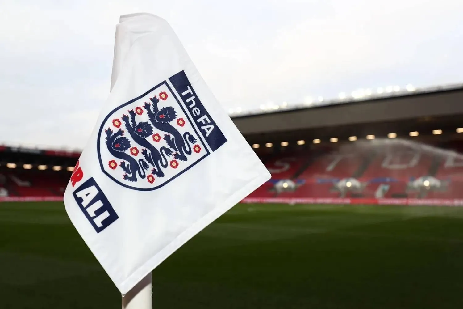 يتمتع الاتحاد الإنجليزي لكرة القدم بنفوذ مباشر على مستويَي «يويفا» و«فيفا» (الاتحاد الإنجليزي)