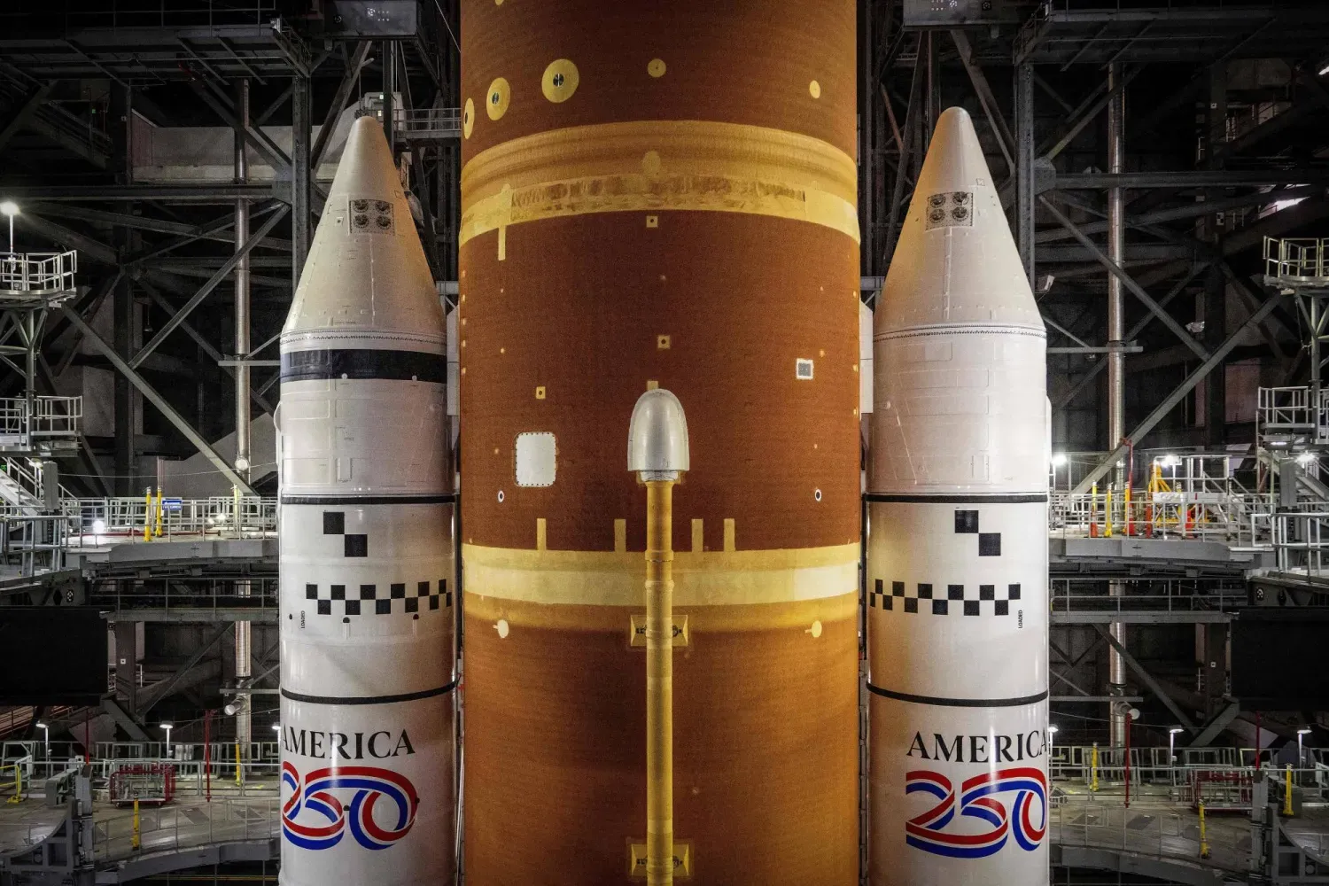 NASA’nın Kennedy Uzay Merkezi’nde bulunan devasa Artemis (SLS) roketi (AFP)