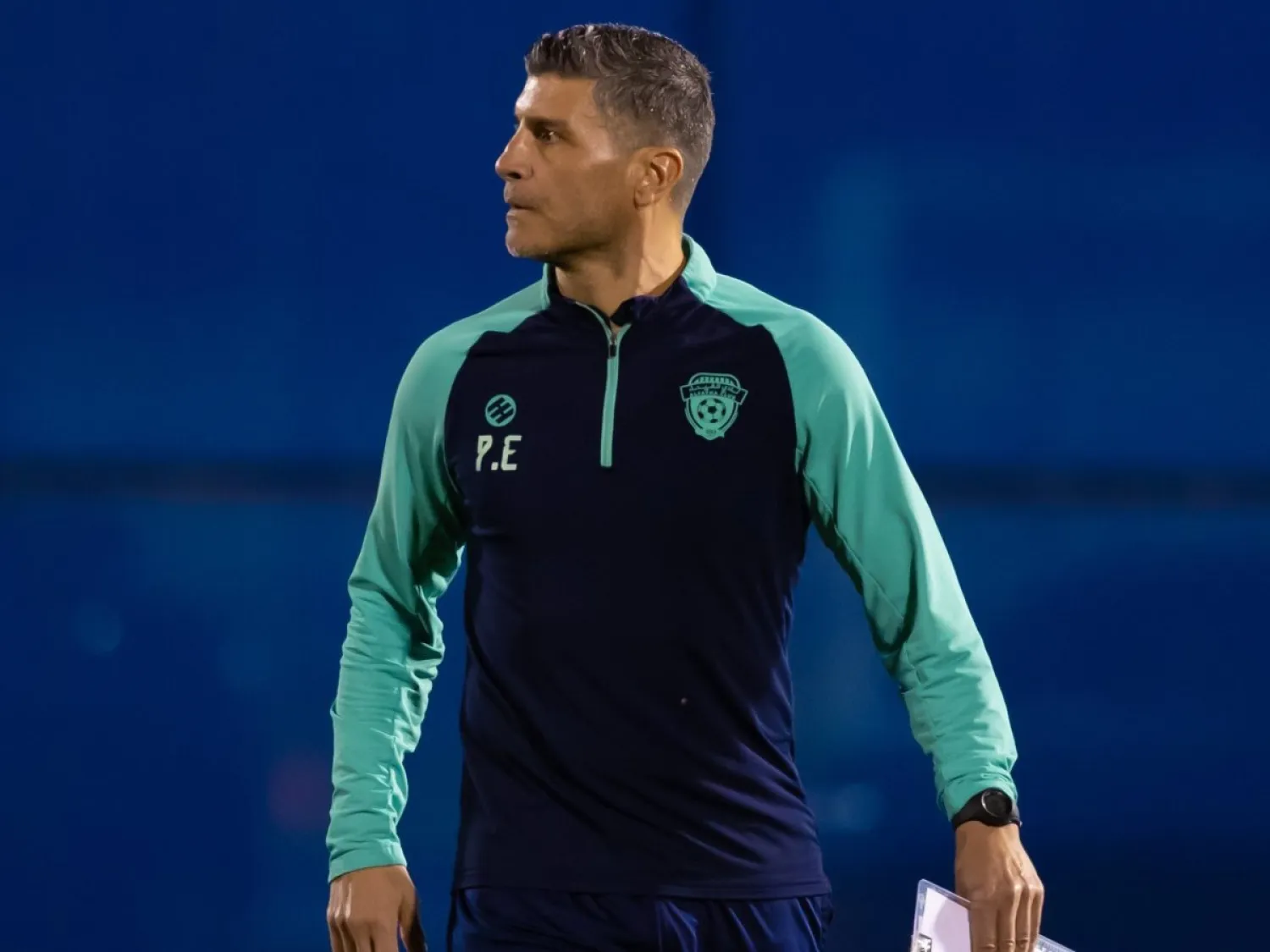 بيدرو إيمانويل خلال قيادته تدريبات الفيحاء الأخيرة (موقع النادي)