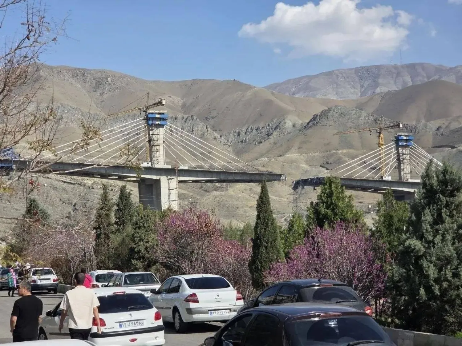 صورة انتشرت من جسر قيد الإنشاء بعد غارة جوية في كرج غرب طهران (شبكات التواصل)