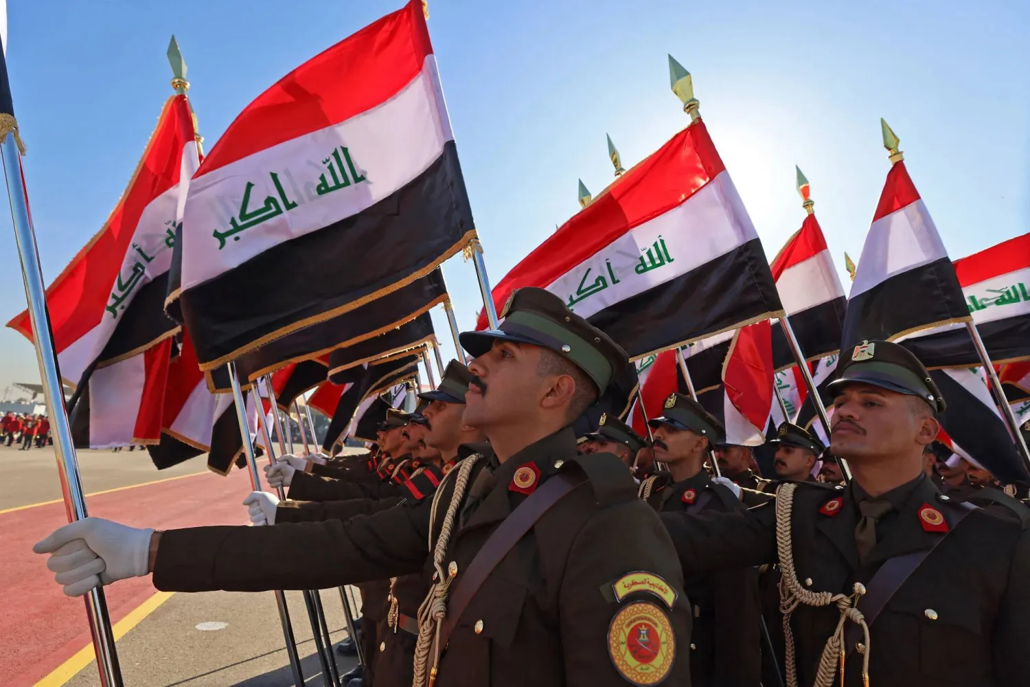 ضباط الجيش العراقي حديثو التخرج يشاركون في عرض عسكري خلال احتفالات يوم الجيش في الكلية العسكرية ببغداد 6 يناير 2026 (أ.ف.ب)