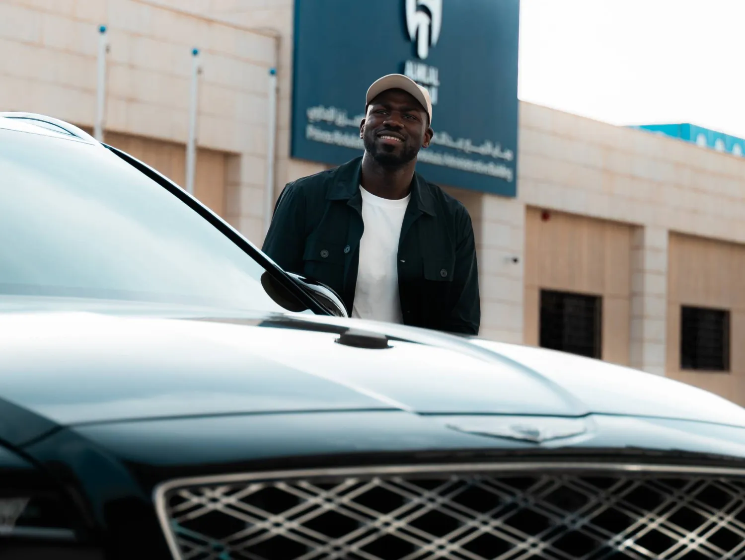 كوليبالي أثناء وصوله لمقر نادي الهلال (موقع النادي)