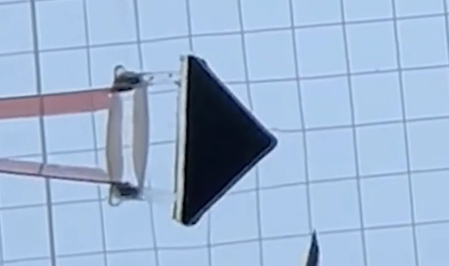 طوَّر الباحثون نظاماً يجعل العضلات المخبرية «تتدرّب ذاتياً» عبر انقباض متبادل يزيد قوتها بمرور الوقت (NUS)