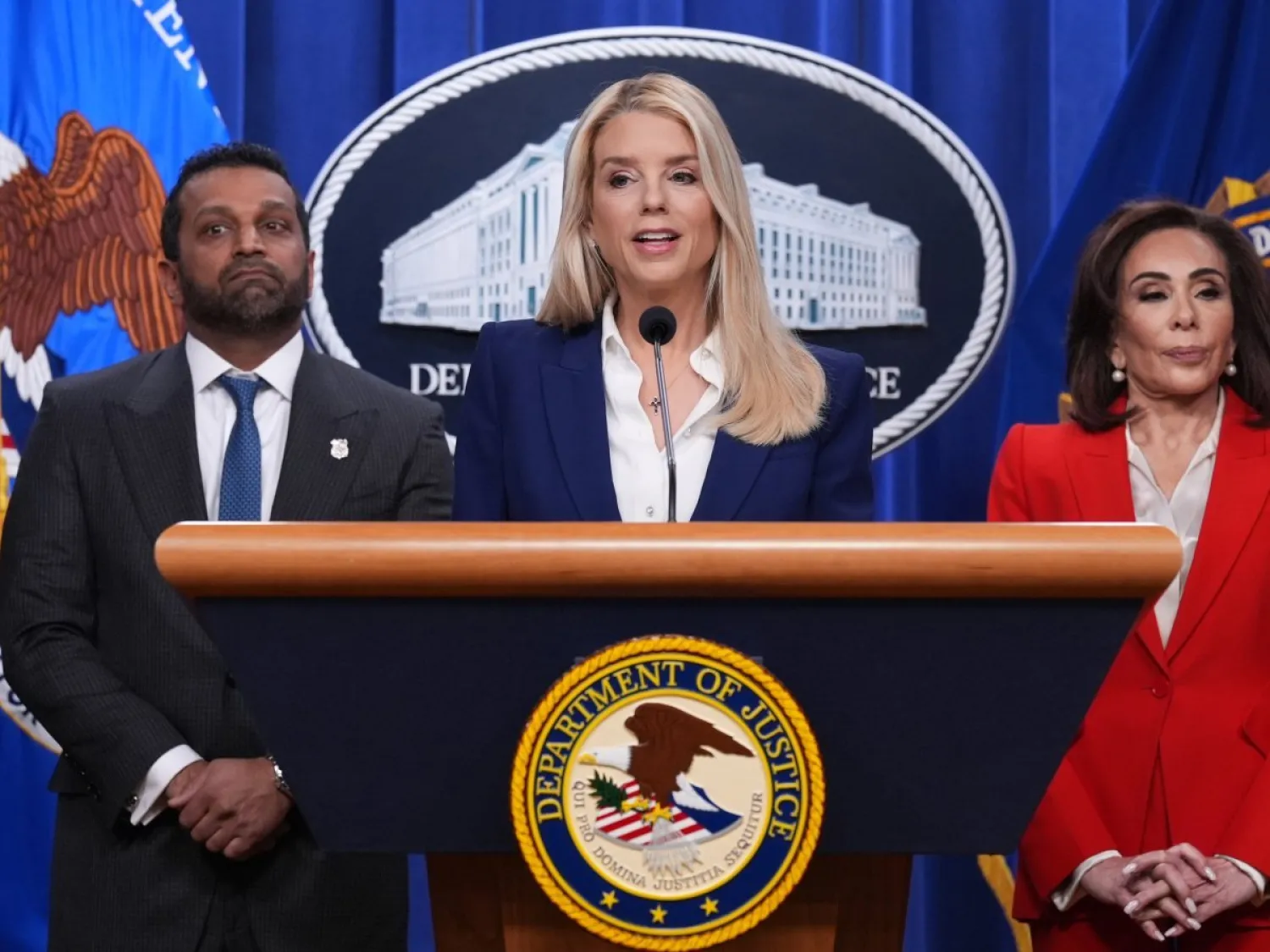 وزيرة العدل الأميركية المقالة بام بوندي برفقة مدير مكتب التحقيقات الفيدرالي كاش باتيل وجانين بيرو المدعية العامة لمنطقة كولومبيا (أ.ب)