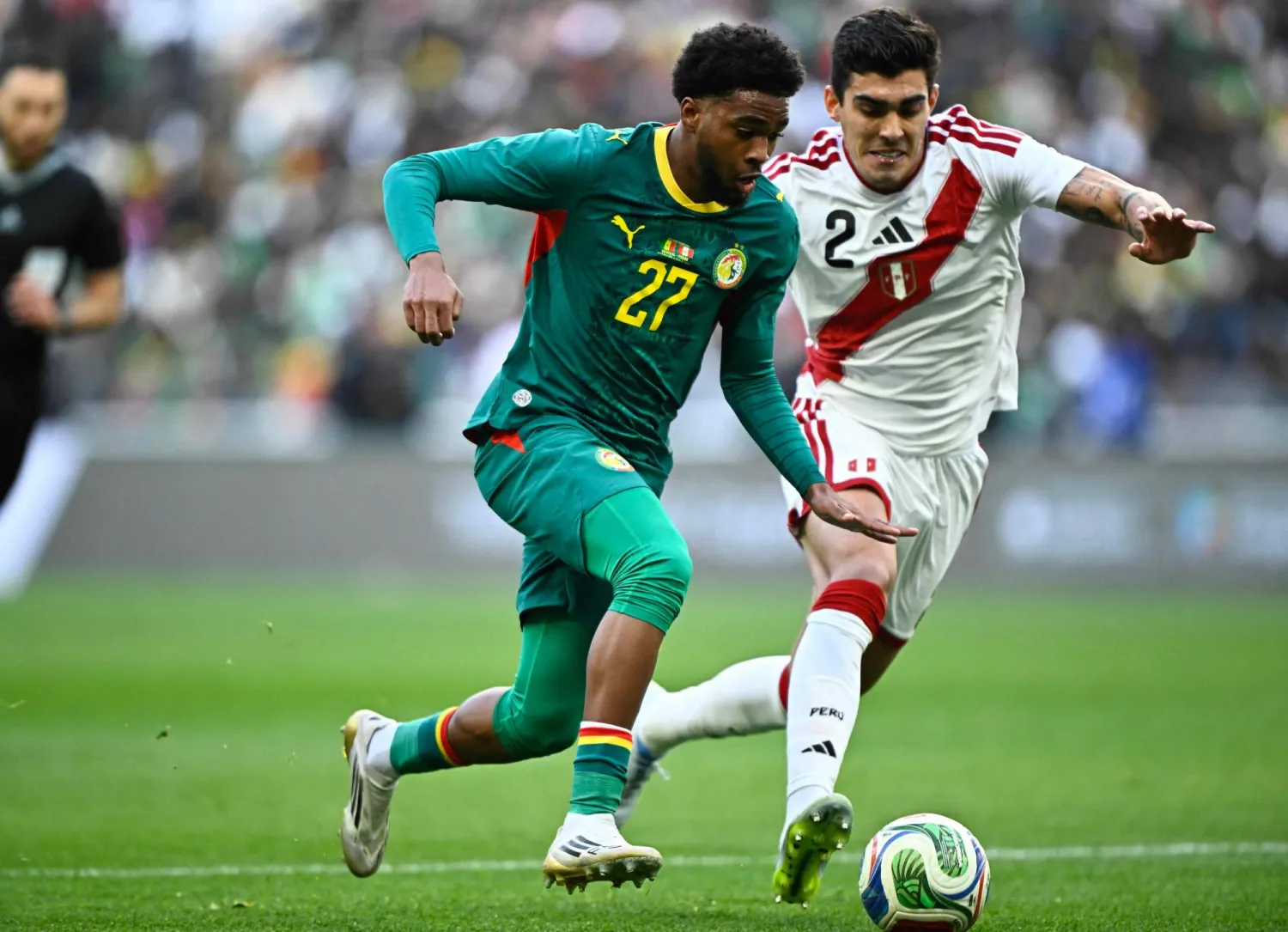 مباي خلال مشاركته في ودية السنغال أمام البيرو (أ.ف.ب)