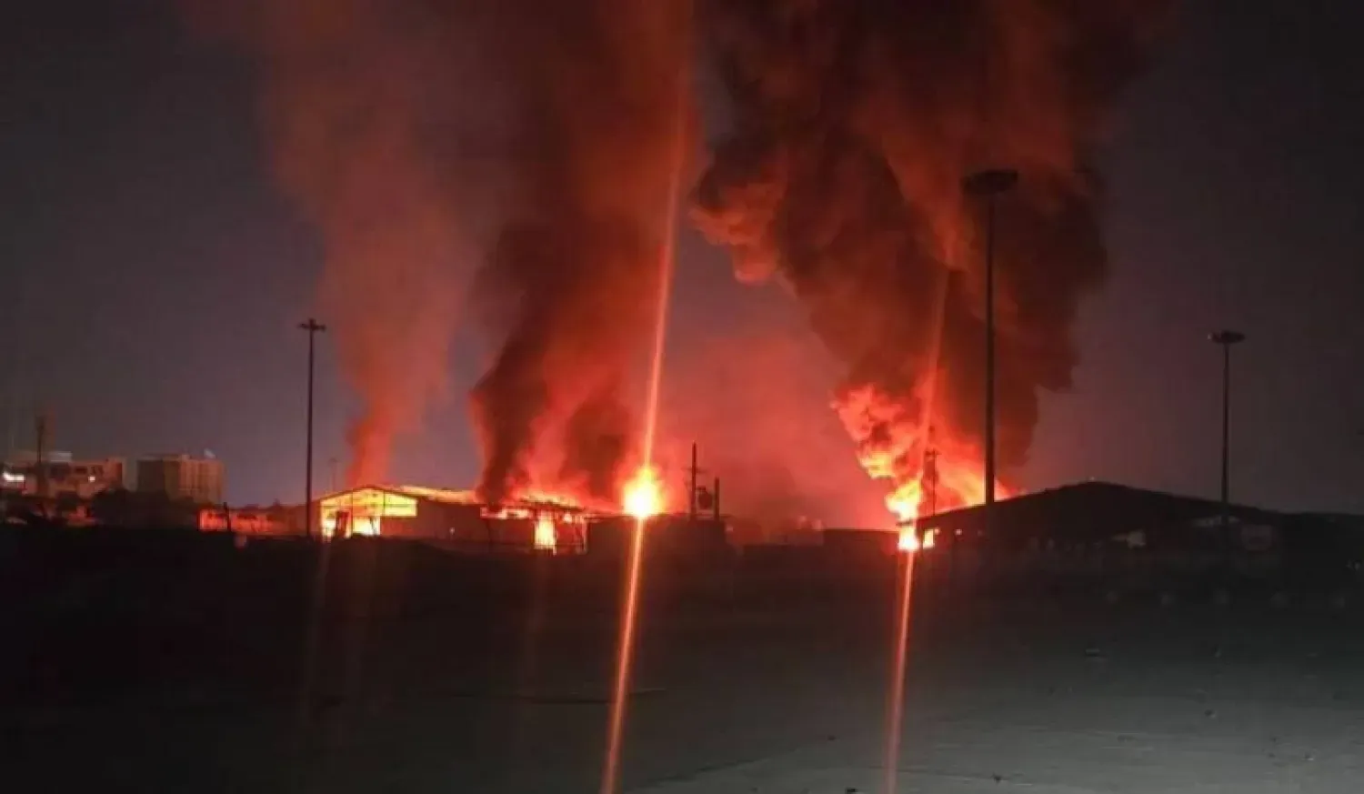 Keşm Adası'ndaki iskeleden yükselen alev ve dumanlar (sosyal medya)