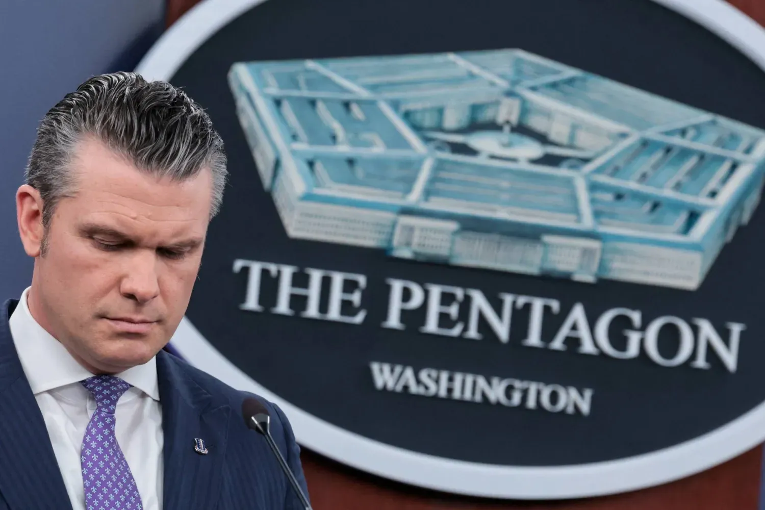 ABD Savaş Bakanı Pete Hegseth, Pentagon'da düzenlediği basın toplantısında (Reuters)
