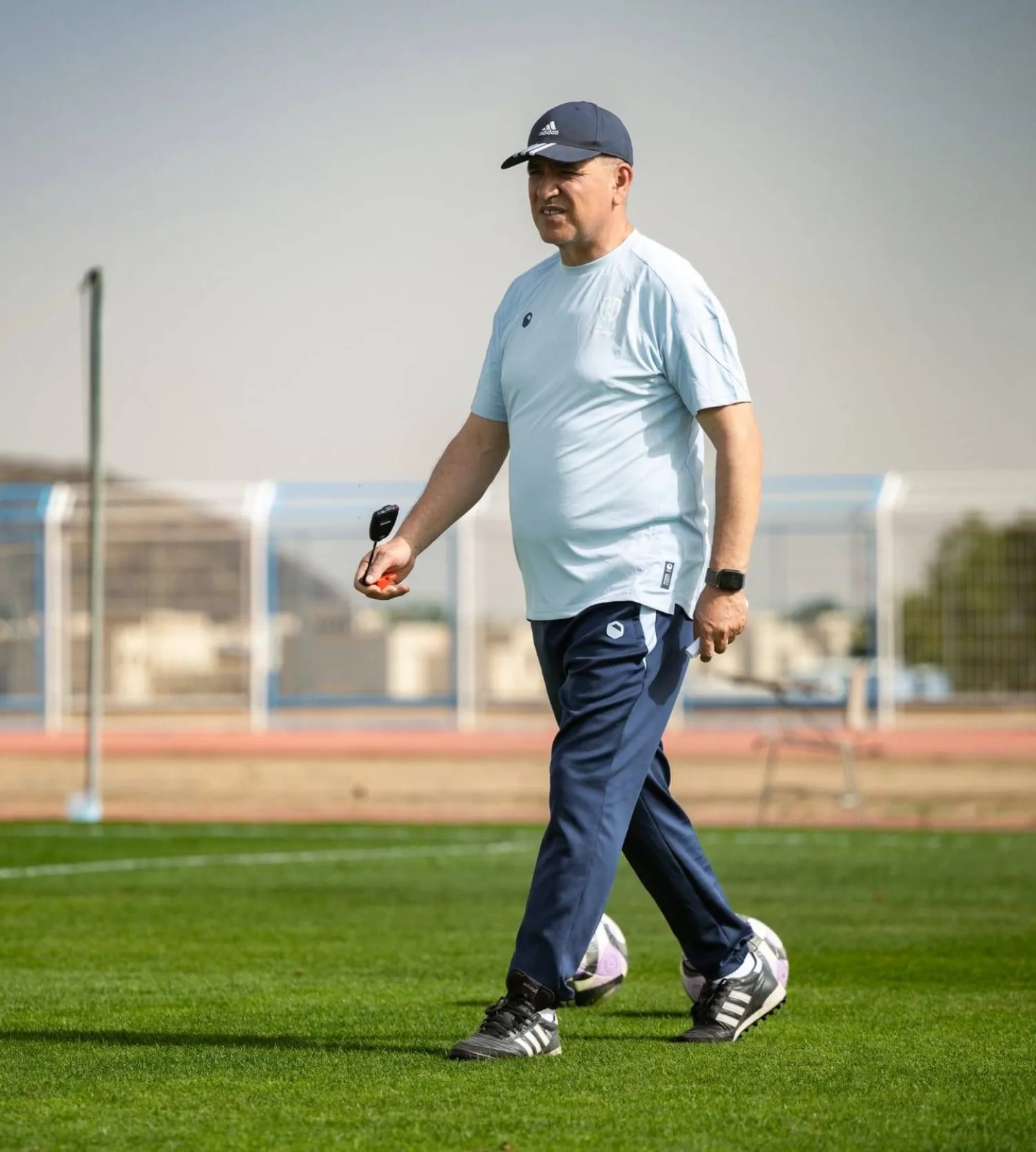 فتحي الجبال خلال إشرافه على تدريبات الأخدود (موقع النادي)