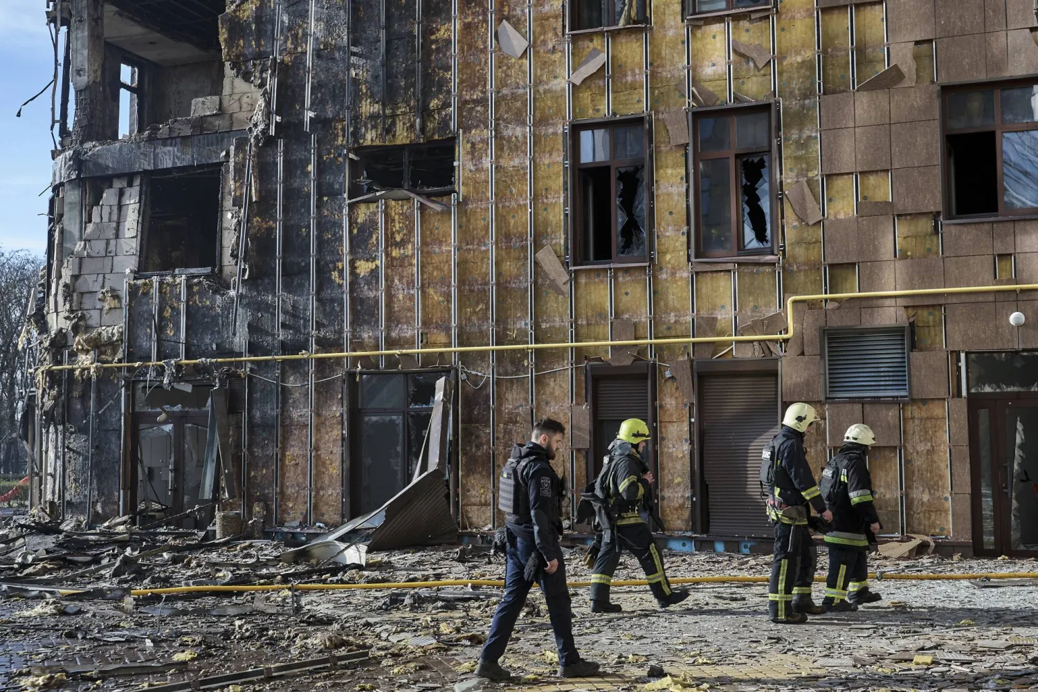 رجال إنقاذ أوكرانيون في موقع غارة روسية استهدفت مبنى سكنياً في خاركيف (إ.ب.أ)