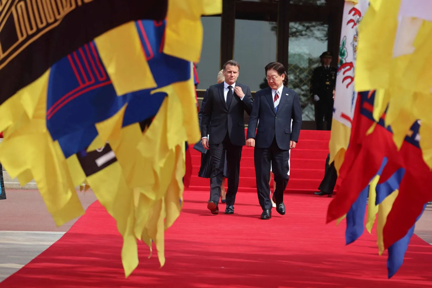 الرئيس الكوري الجنوبي لي جيه-ميونغ والرئيس الفرنسي إيمانويل ماكرون خلال بروتوكول حفل الاستقبال في سيول (أ.ف.ب)
