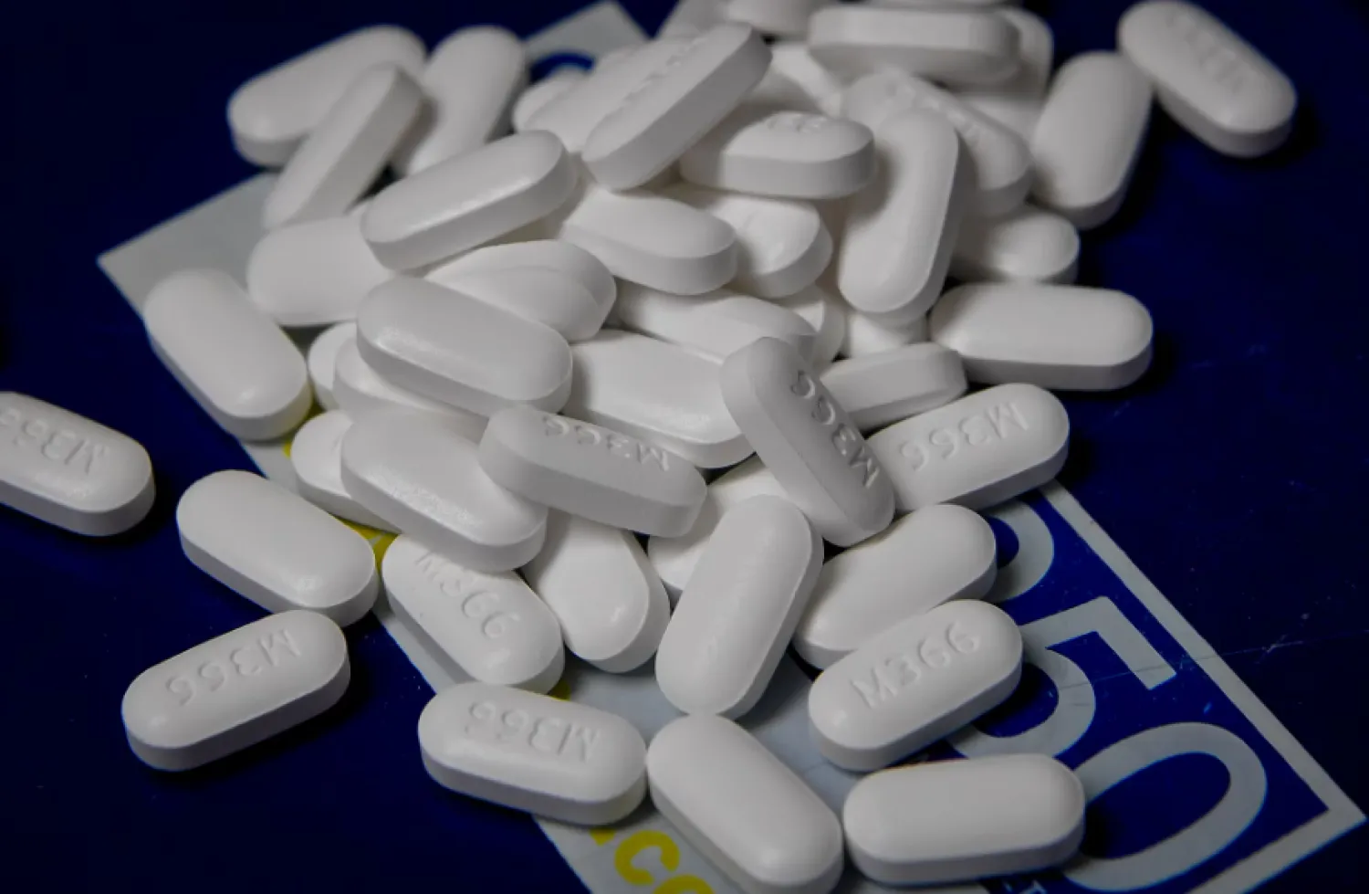 القرطوم يُباع بأشكال مختلفة بما في ذلك المساحيق والأقراص والعلكات ومشروبات الطاقة (رويترز)