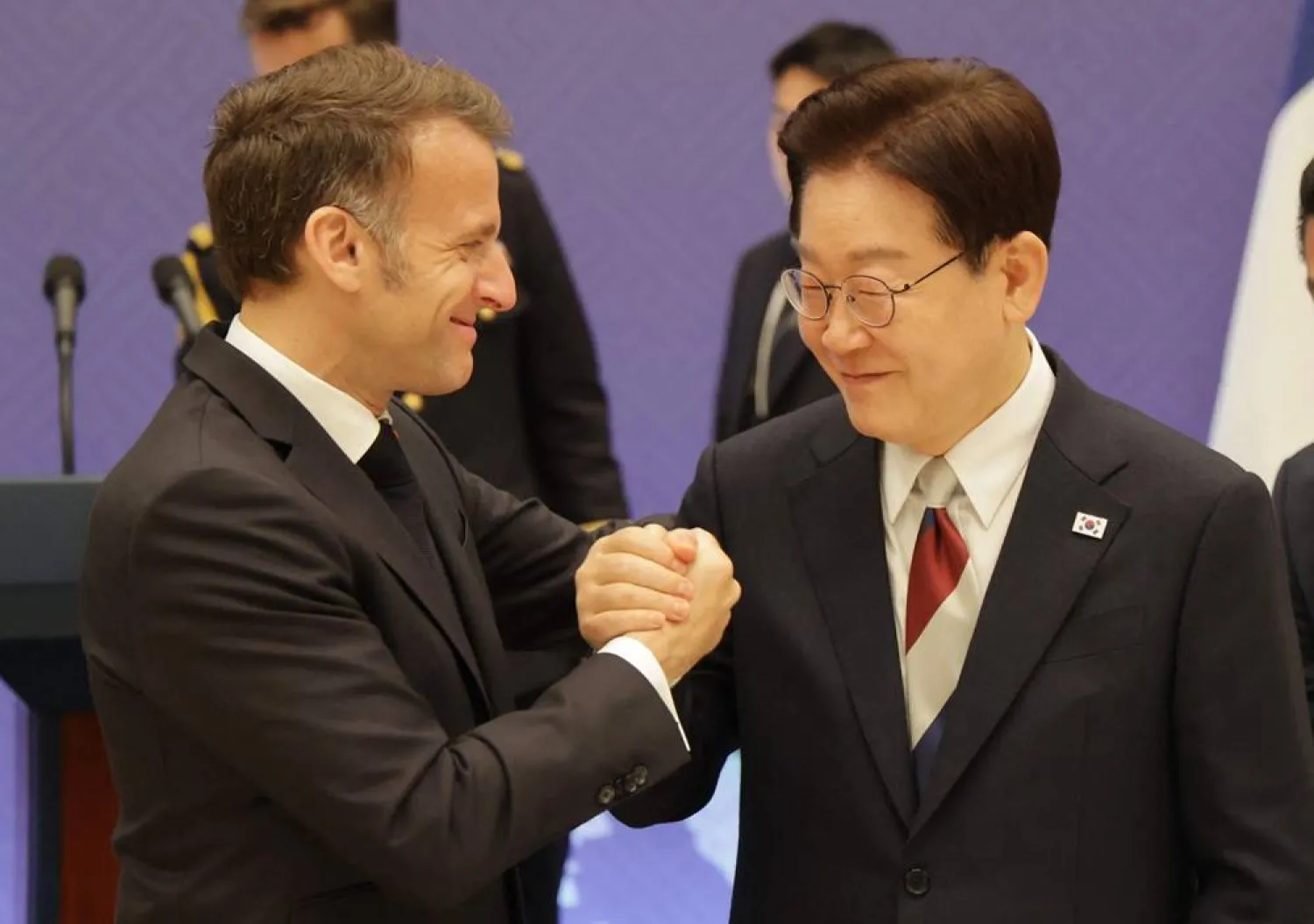  French President Emmanuel Macron (L) shakes hands with South Korean President Lee Jae-myung (R) prior to a toast during a state lunch in Seoul on April 3, 2026. (AFP) 