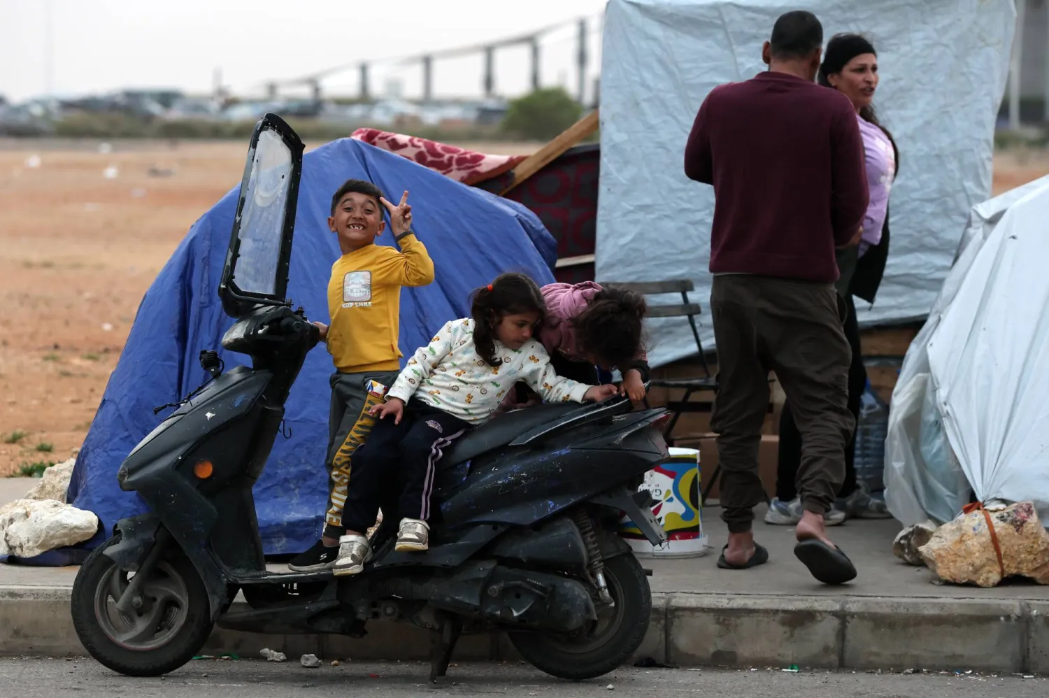 أطفال نازحون مع عائلاتهم عند الواجهة البحرية في وسط بيروت (إ.ب.أ)