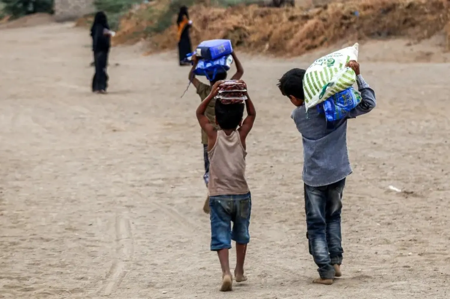 ملايين اليمنيين يواجهون نقصاً حاداً في الغذاء والخدمات وسط تراجع تمويل المساعدات (أ.ف.ب)