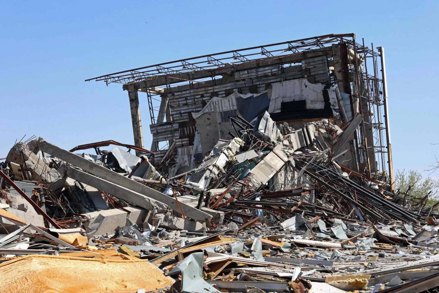 صورة لمبنى متضرر بشدة عقب قصف استهدف مجمع آزادي الرياضي في طهران (أ.ف.ب)