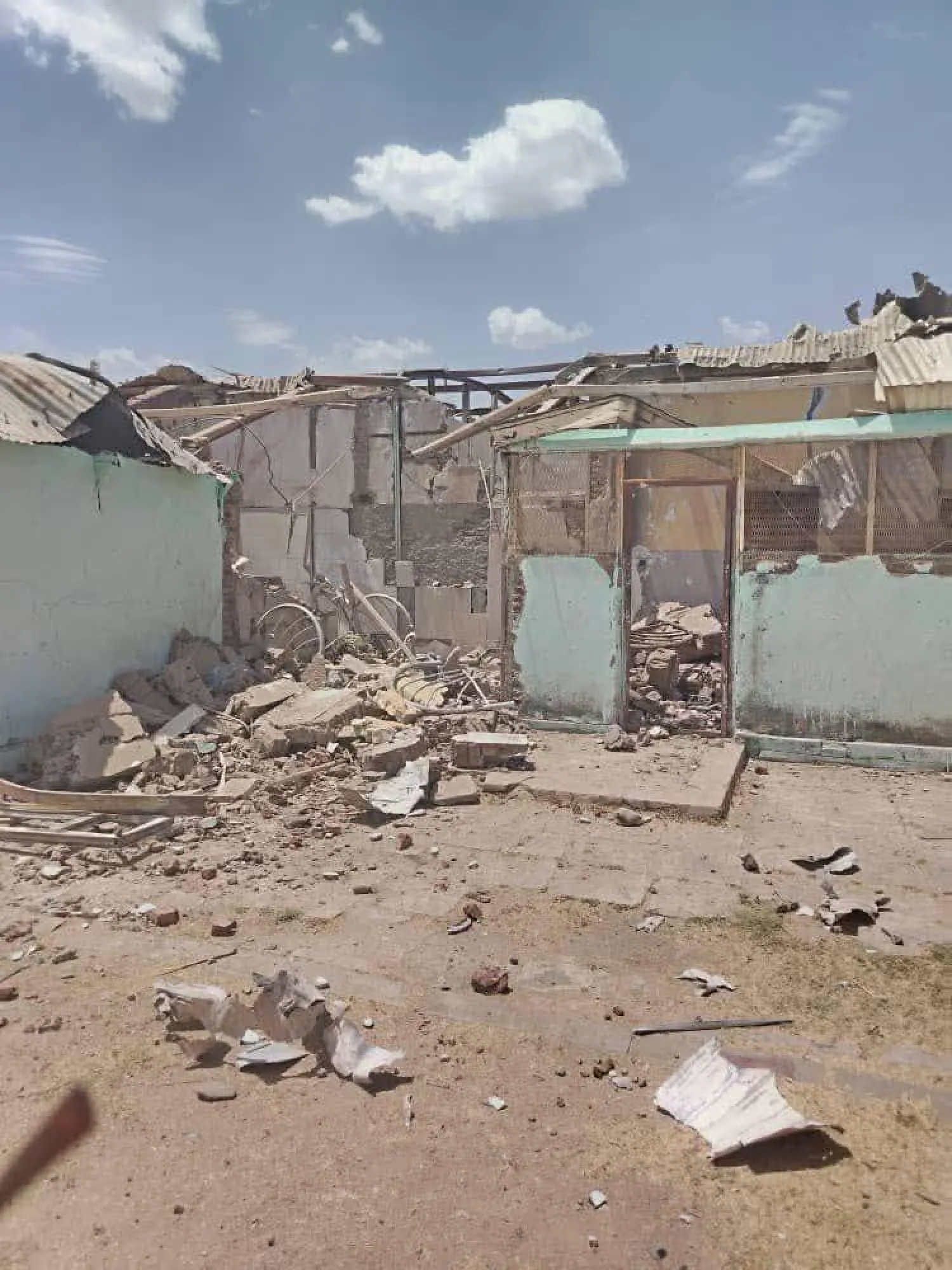 صورة متداولة للدمار الذي لحق بمستشفى الجبلين في ولاية النيل الأبيض جراء القصف بطائرة مسيرة