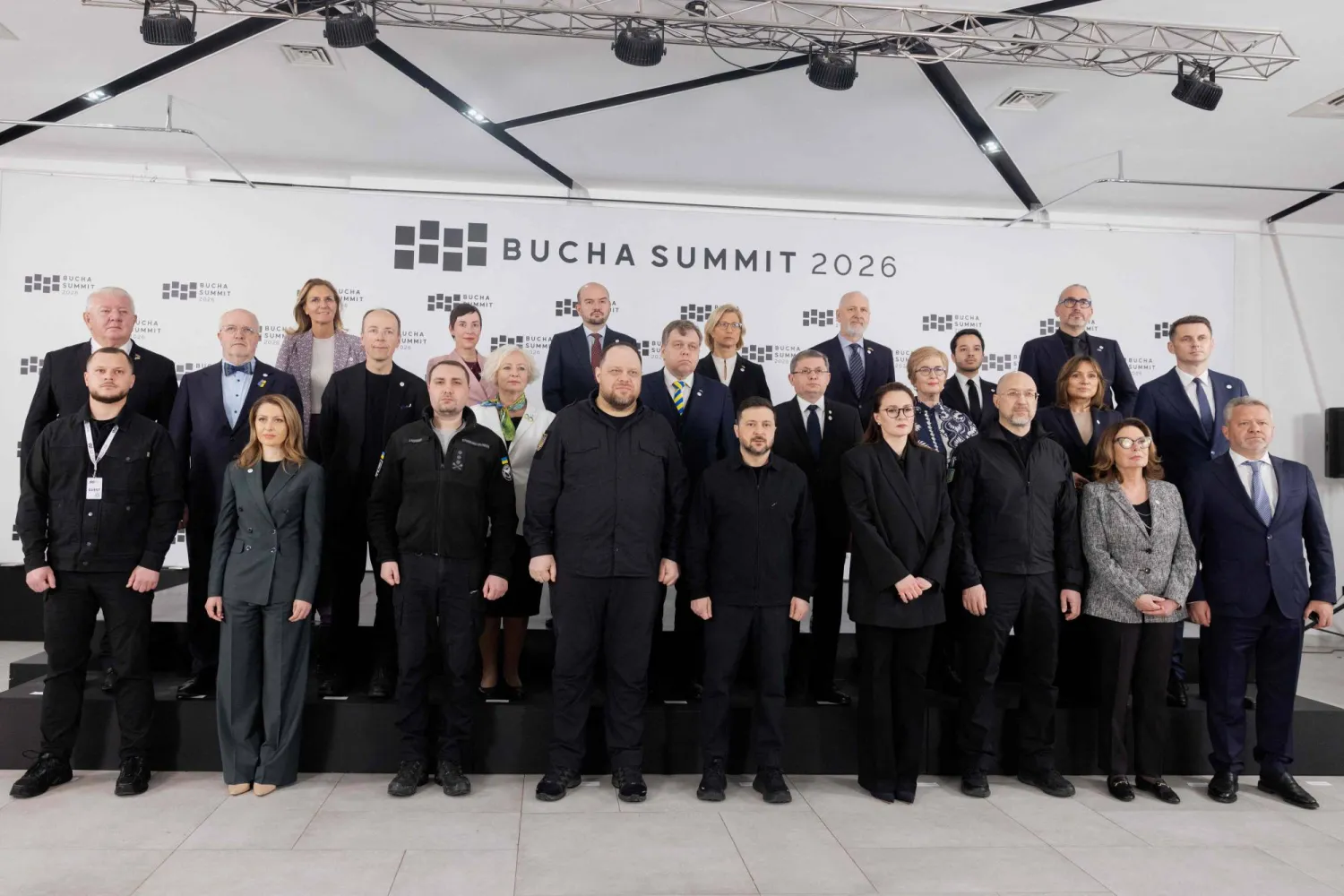 زيلينسكي يتوسط كبار المسؤولين الأوكرانيين خلال إحياء ذكرى مجزرة بوتشا... الثلاثاء 