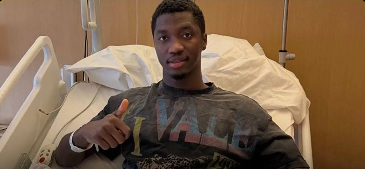 دومبيا على السرير الأبيض بعد خضوعه للجراحة (نادي الاتحاد)