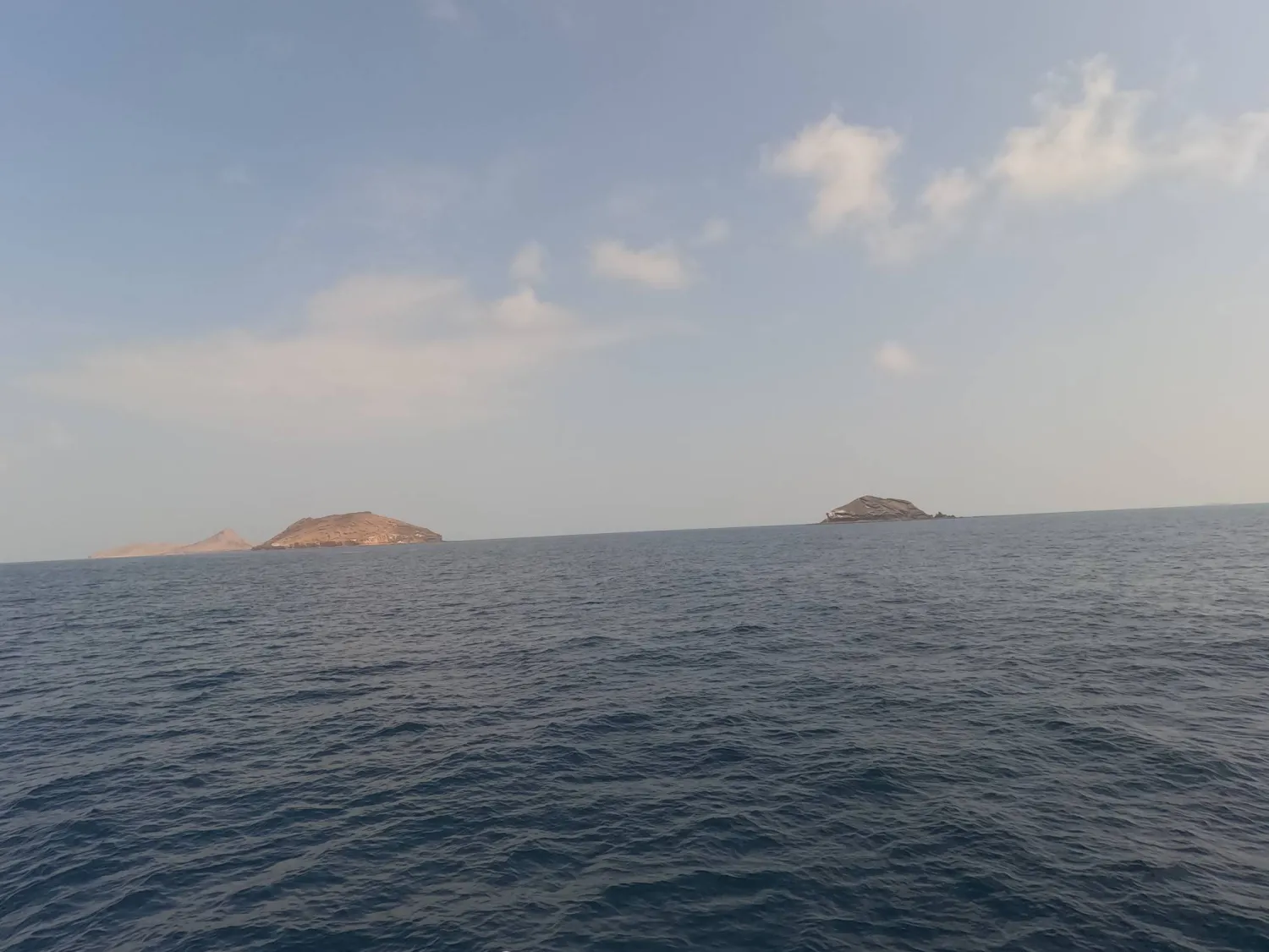 جانب من الجزر التي تحيط بباب المندب خلال رحلة رصد أجرتها «الشرق الأوسط» عام 2024.