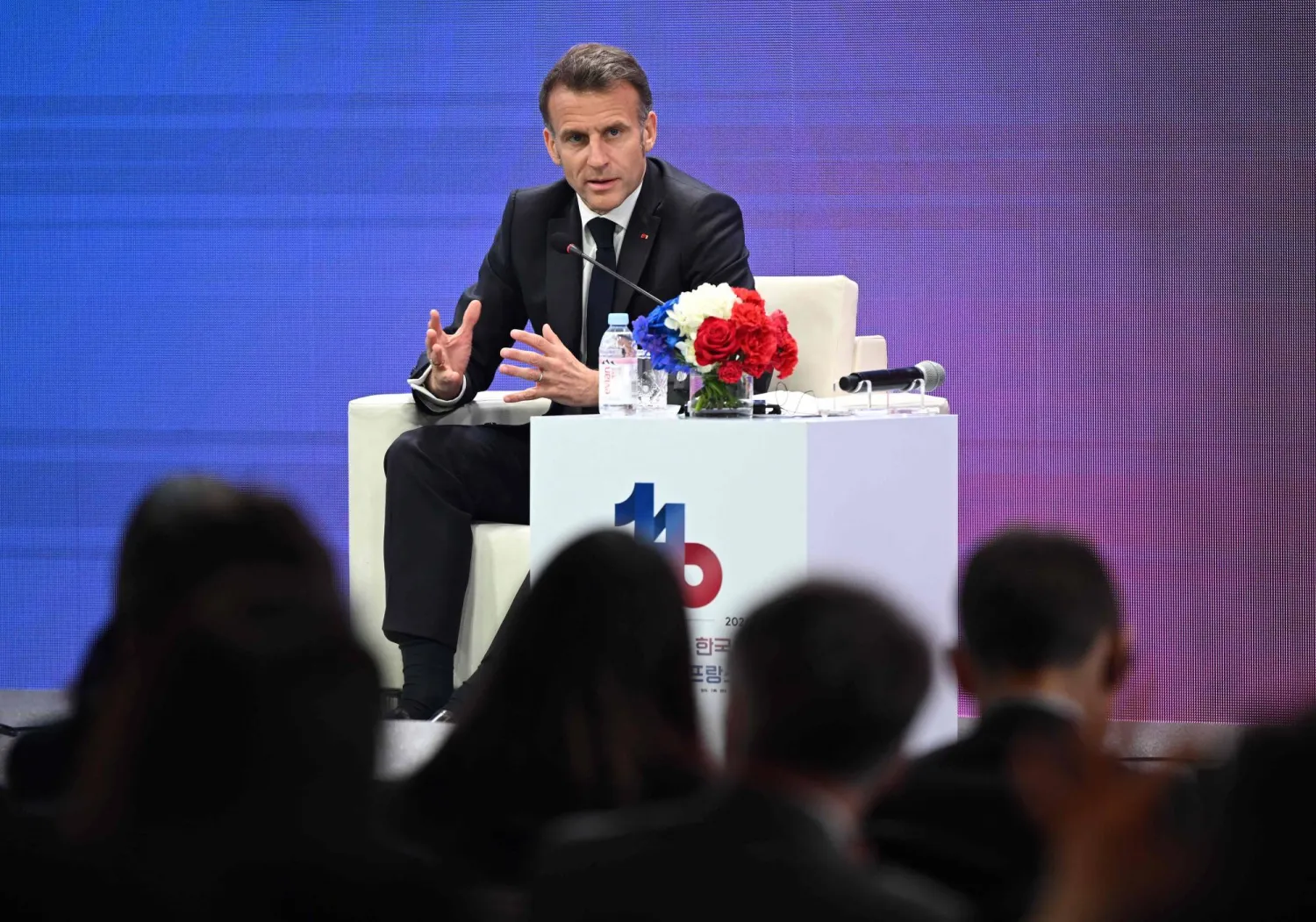 الرئيس الفرنسي متحدّثاً في منتدى بسيول يوم 3 أبريل (أ.ف.ب)