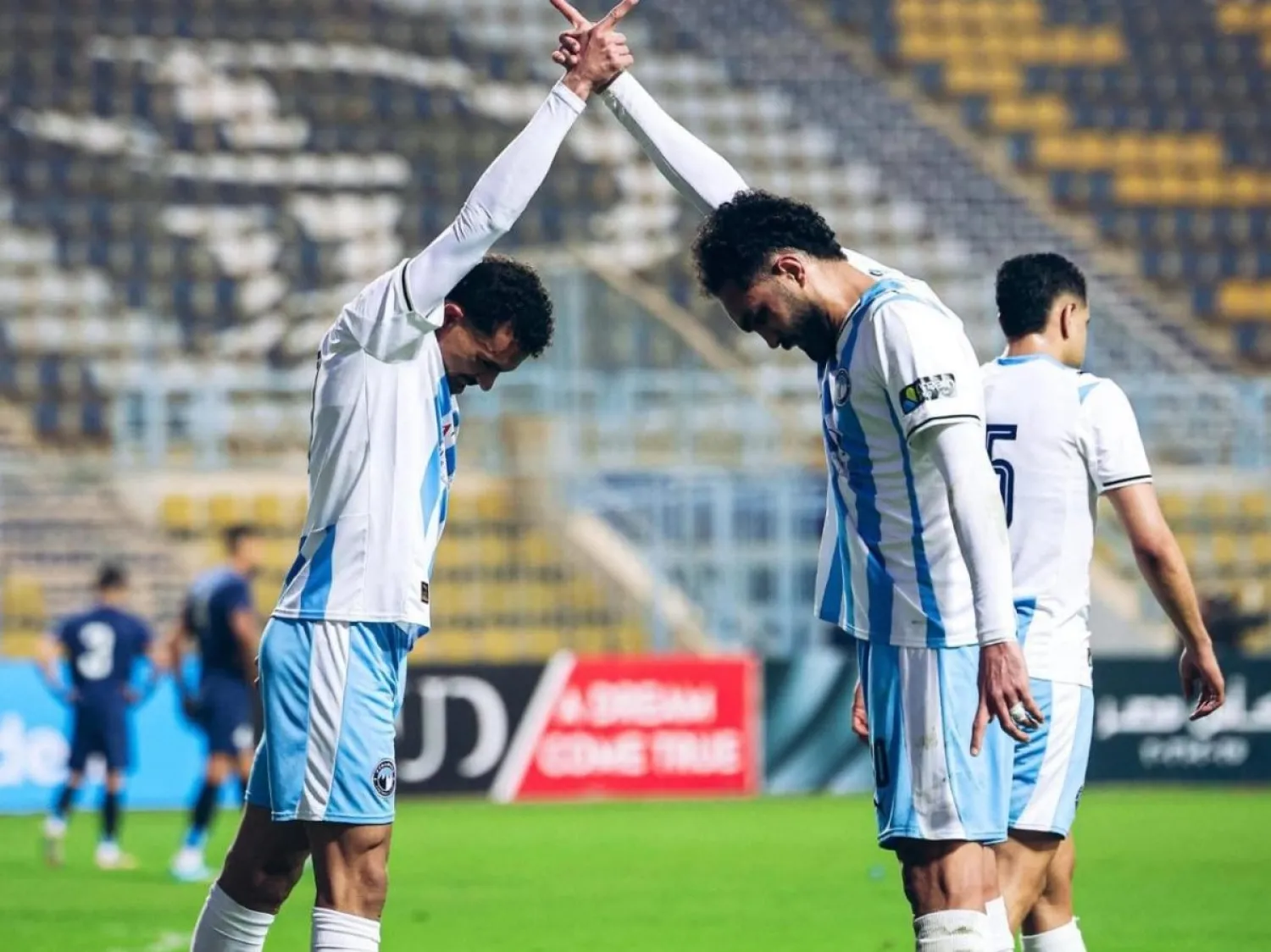 احتفالية لاعبي بيراميدز بالفوز على إنبي (نادي بيراميدز)