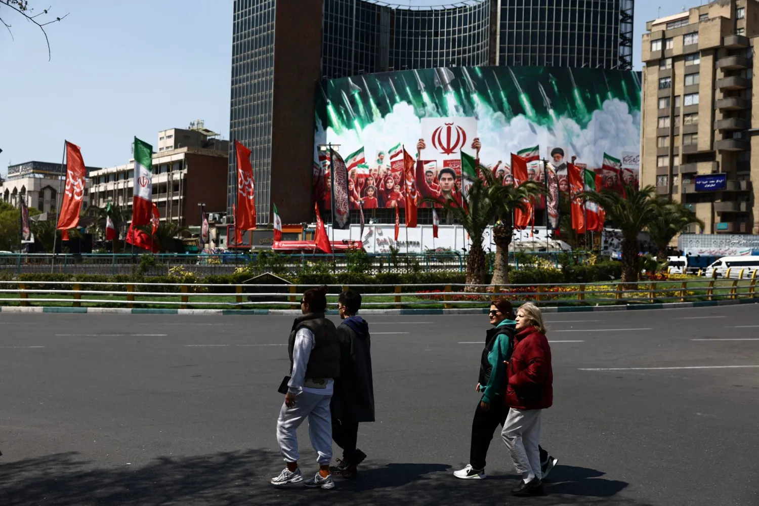  إيرانيات في أحد شوارع طهران الأربعاء (رويترز)