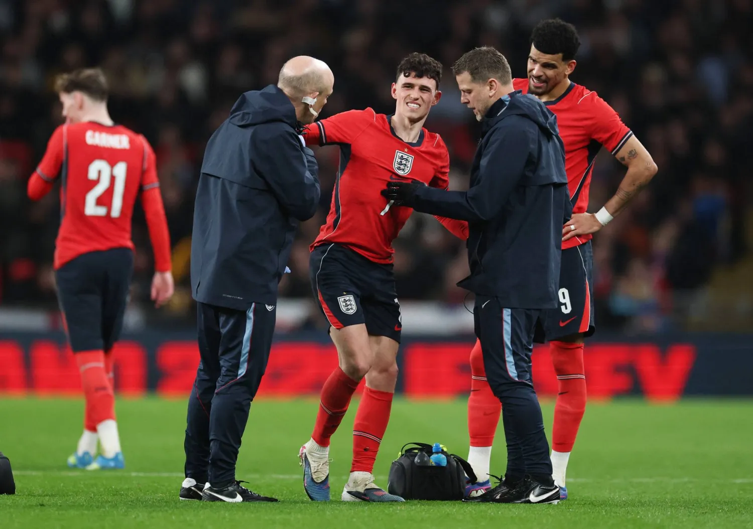 فودين لم يثبت جدارته أمام أوروغواي قبل أن يخرج من الملعب مصاباً (رويترز)