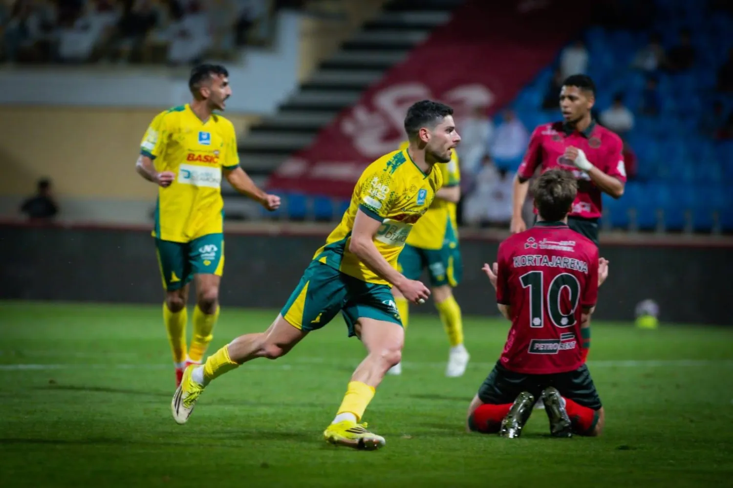 ماسوراس محتفلاً بالهدف (نادي الخليج)