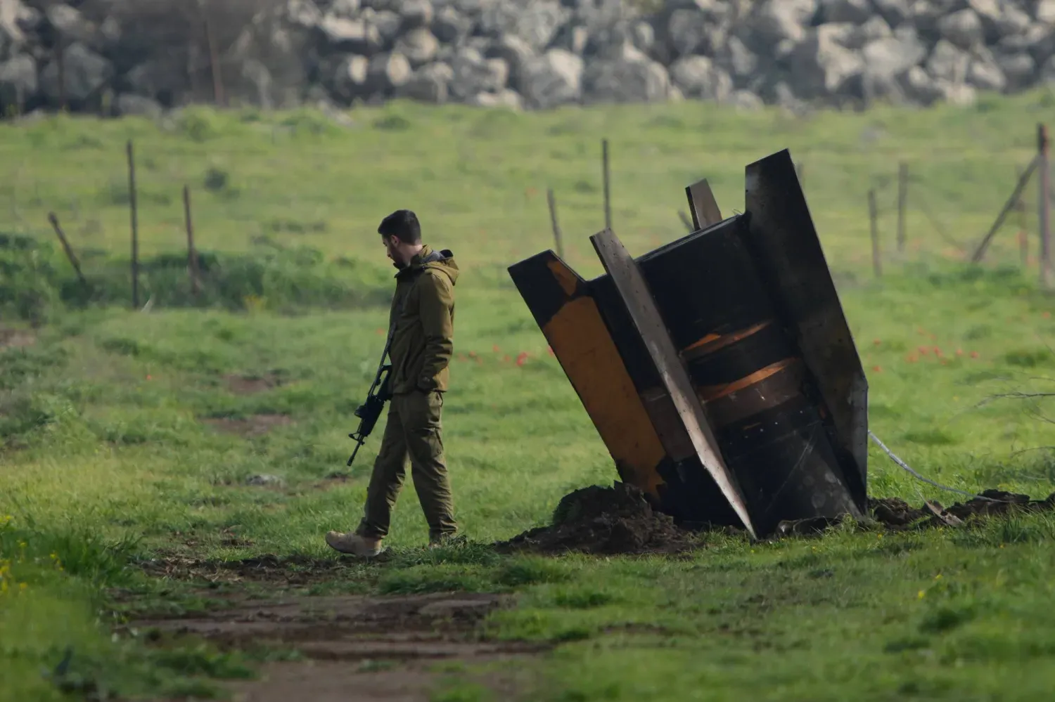 Golan Tepeleri'nde bir İsrail askeri (AP)