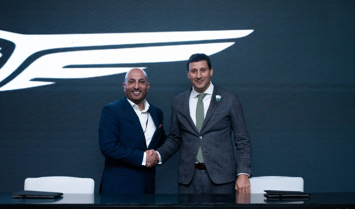 الرئيس التنفيذي للأهلي خلال توقيع عقد الشراكة الأخير مع جينيسس (موقع النادي)