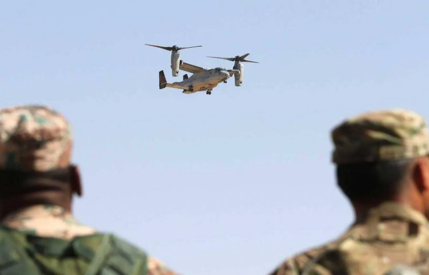 طائرة حربية أردنية في مناورة فوق مدينة الزرقاء (أ.ب)