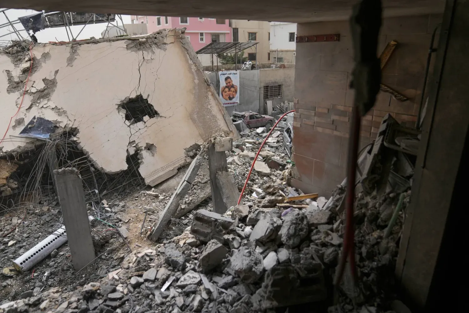 İsrail'in hava saldırısının ardından Lübnan'ın güneyinde yıkılan evler (AP)