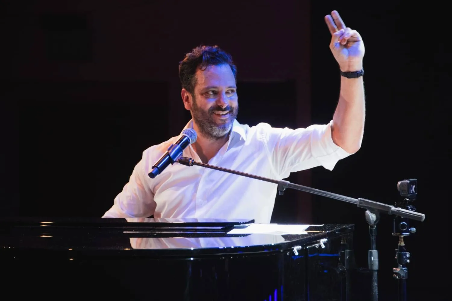 وضع مقطوعة موسيقية حديثة لنشرة أخبار «إل بي سي آي» (غي مانوكيان)