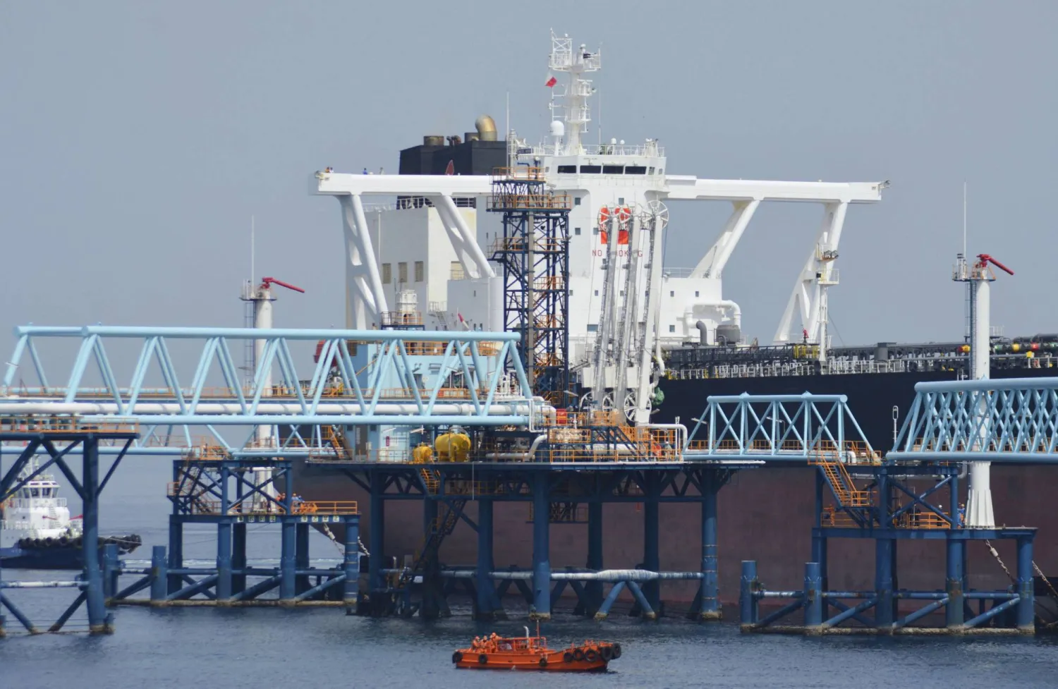 ناقلة نفط ترسو في قاعدة شيراشيما الوطنية لتخزين النفط في كيتاكيوشو جنوب غربي اليابان (رويترز)