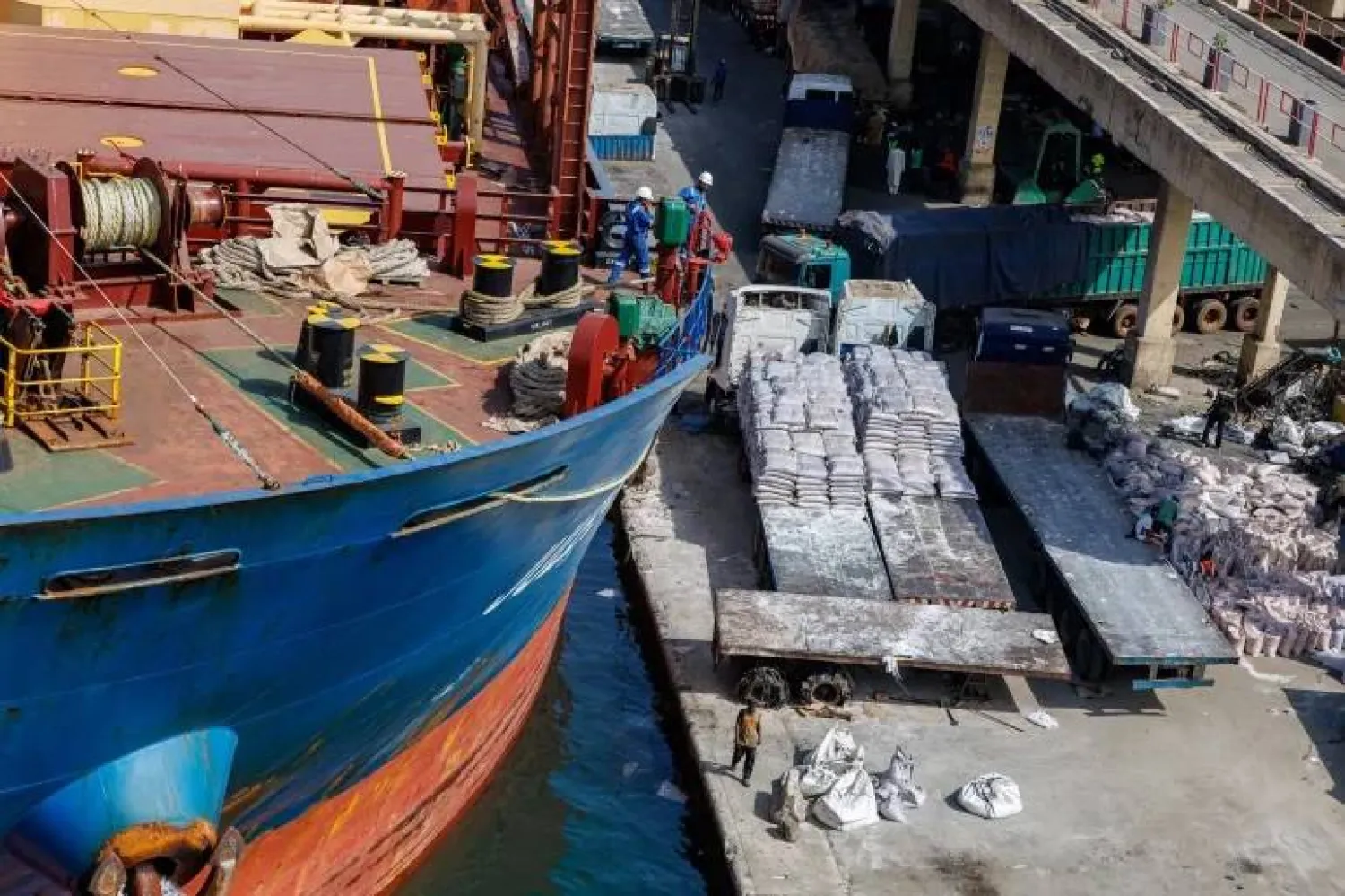 شاحنة محمّلة بأكياس سكر بجانب سفينة شحن في ميناء داكار بالسنغال (رويترز)