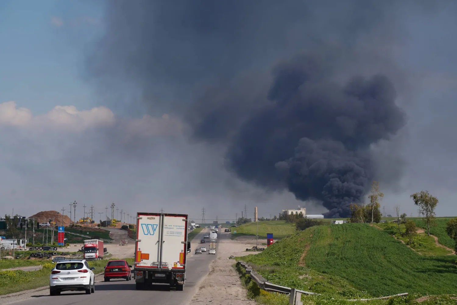 يتصاعد الدخان من مستودع لزيت المحركات على مشارف أربيل بعد تعرضه لهجوم بطائرة مسيرة (د.ب.أ)