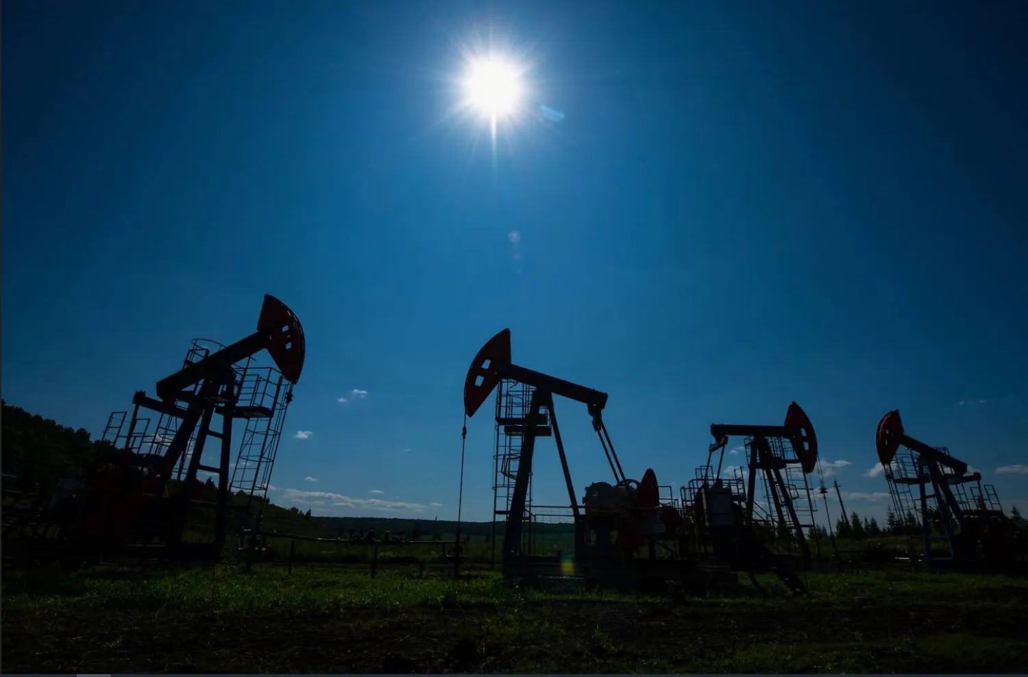 ارتفعت أسعار النفط والغاز بشكل حاد جراء حرب إيران مما يعود بالمكاسب على شركات الطاقة العالمية (رويترز)