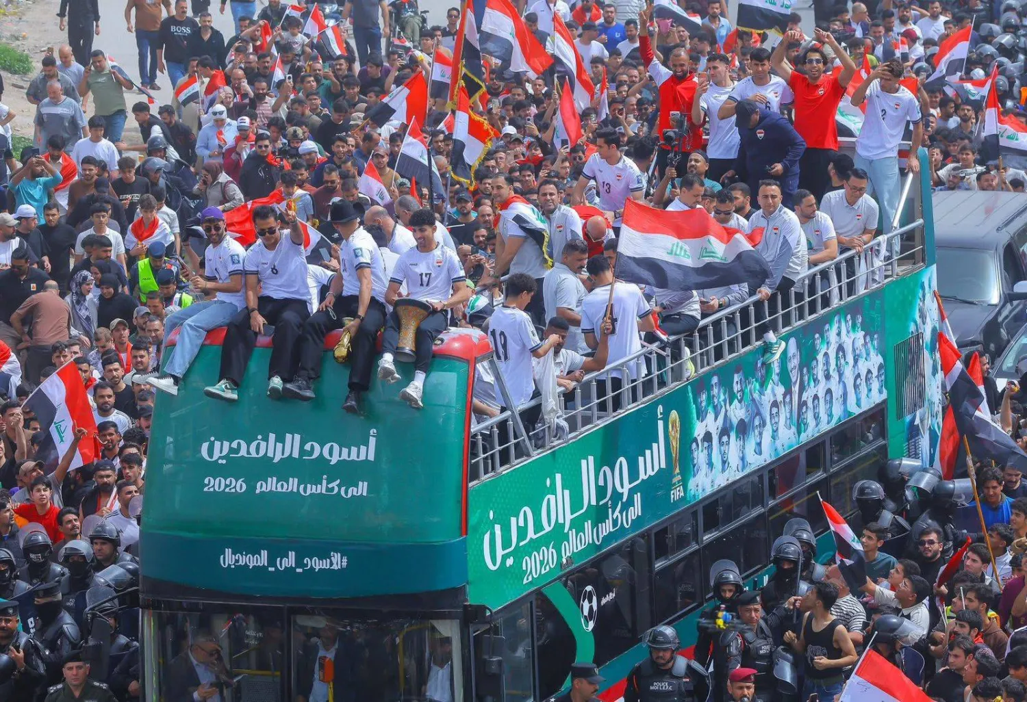 لاعبو العراق يحتفلون بالتأهل للمونديال بحافلة مكشوفة وسط بغداد (الاتحاد العراقي)