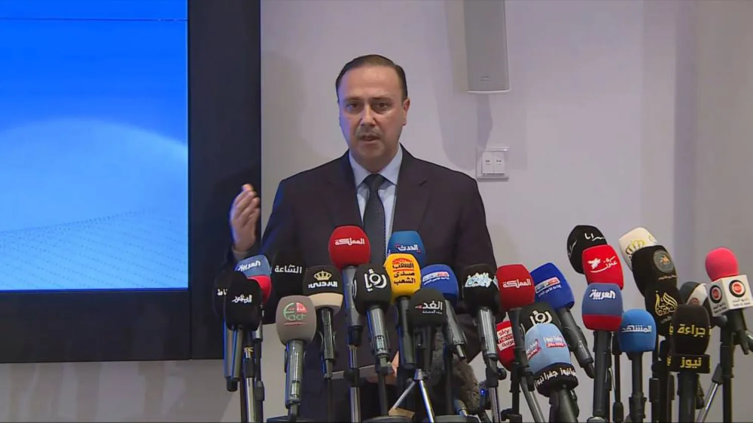 المومني متحدثاً خلال إيجاز صحافي في المركز الوطني للأمن وإدارة الأزمات