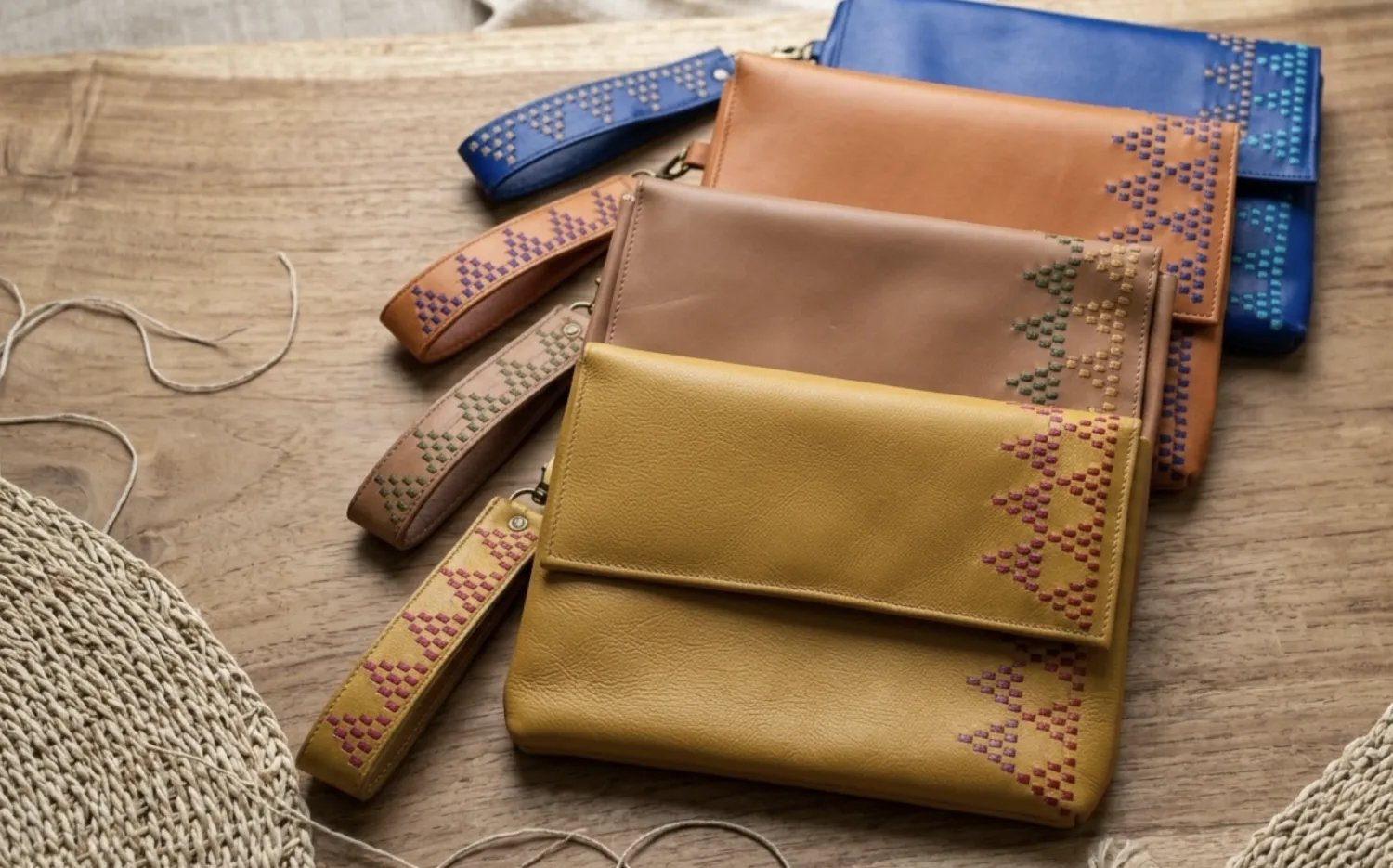 بعض منتوجات الحرفية ندى سمان جامعةً الجلد والتطريز (ندى سمان)