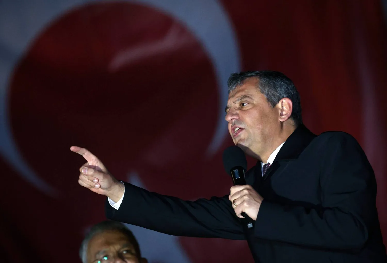 زعيم المعارضة التركية رئيس حزب «الشعب الجمهوري» أوزغور أوزيل يسعى إلى الانتخابات المبكرة عبر انتخابات برلمانية فرعية (من حساب الحزب في «إكس»)