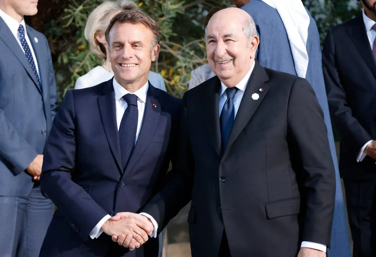 Cezayir Cumhurbaşkanı, iki ülke arasındaki ilişkiler gerginleşmeden önce Fransız mevkidaşını kabul etti (AFP)