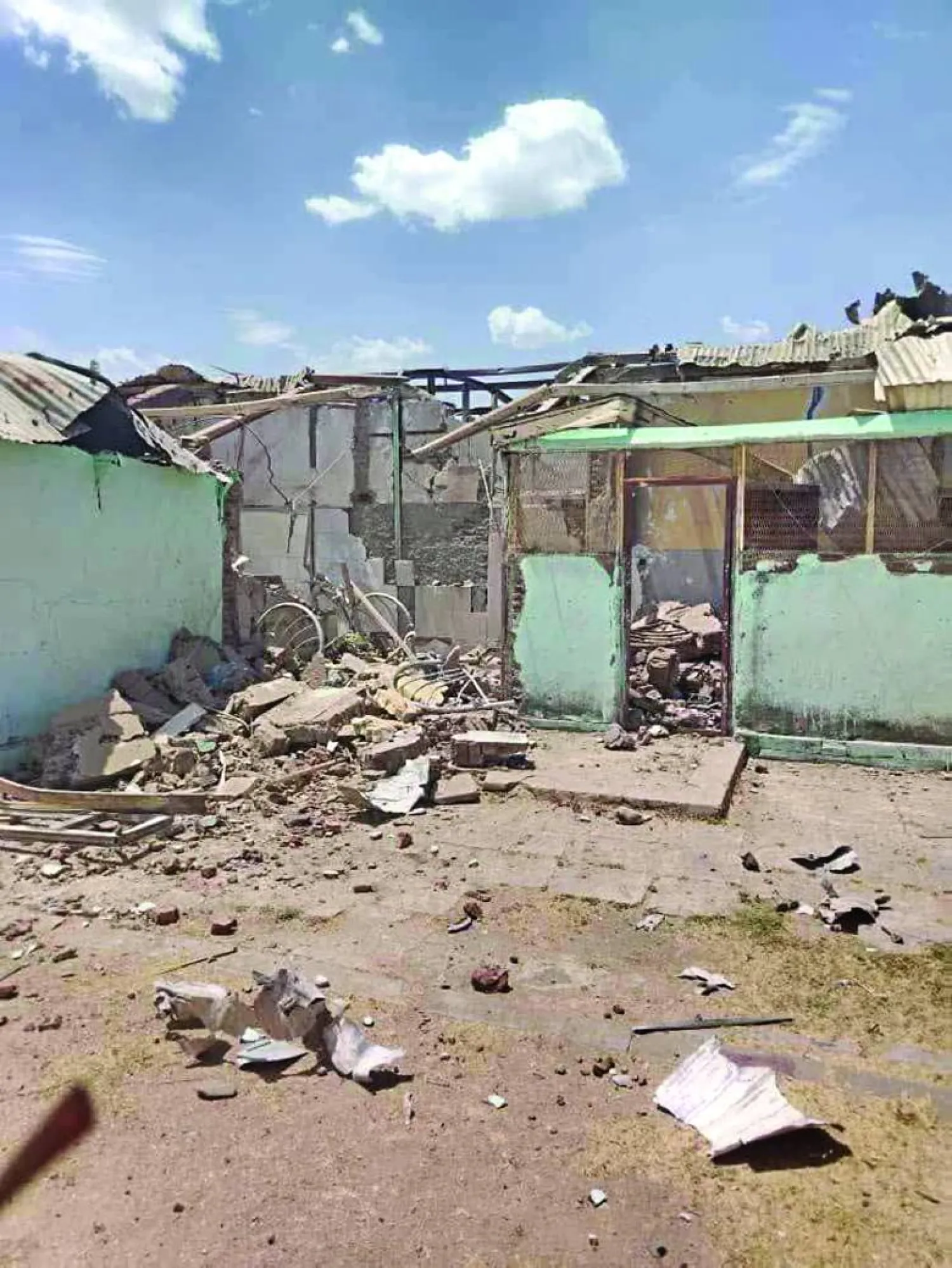 صورة متداولة للدمار الذي لحق بمستشفى الجبلين في ولاية النيل الأبيض جراء القصف بطائرة مسيّرة